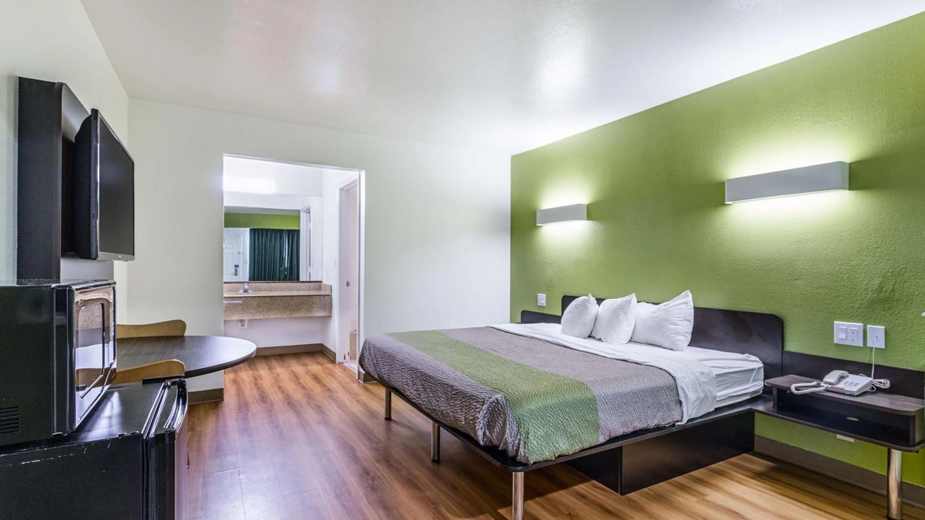 Deluxe King Room - Non-Smoking in Motel 6-San Marcos, TX - North