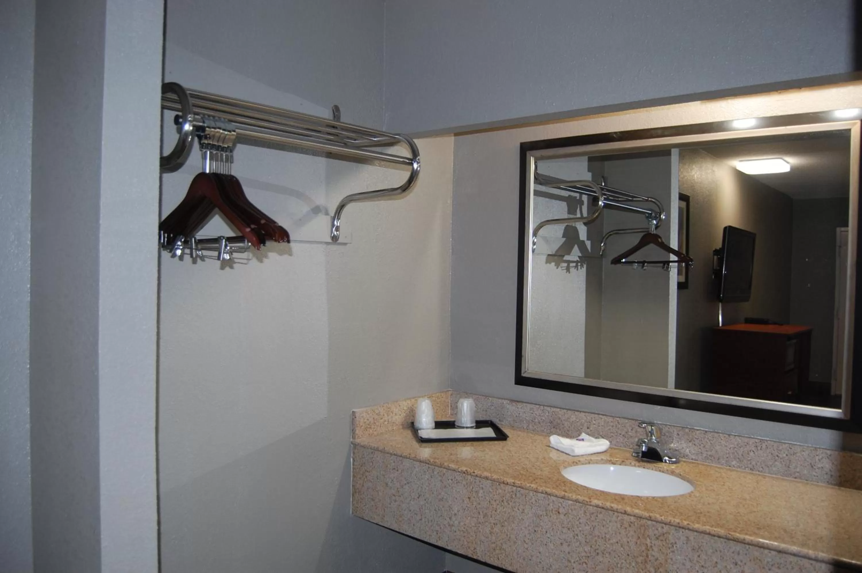 Deluxe Queen Room with Two Queen Beds - single occupancy - Smoking in Motel 6-Tupelo, MS - Downtown