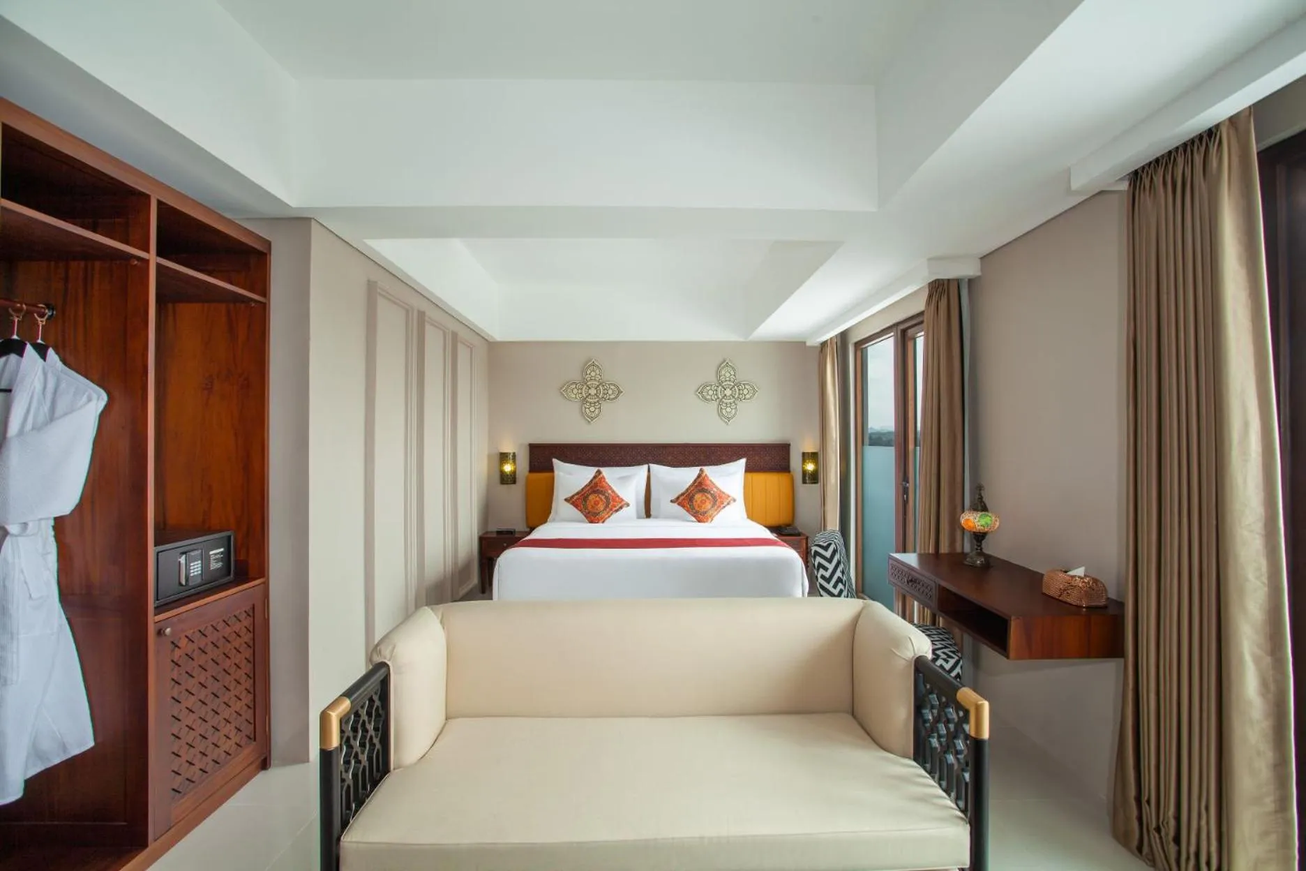 Junior Suite with Double Bed in Alhambra Hotel & Convention, BW Signature Collection