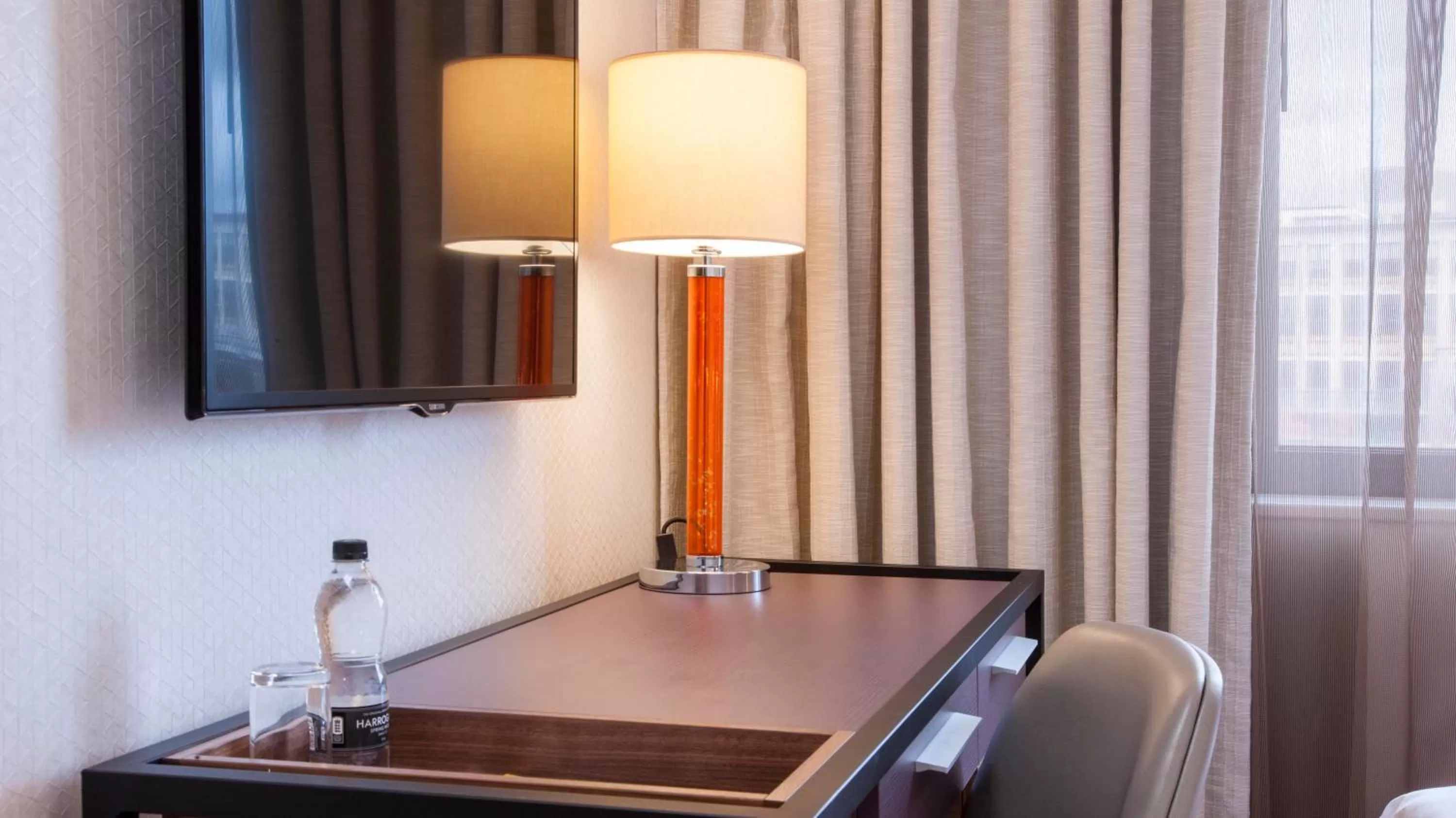 Premium Queen Room with sofa bed in Crowne Plaza London Kings Cross by IHG