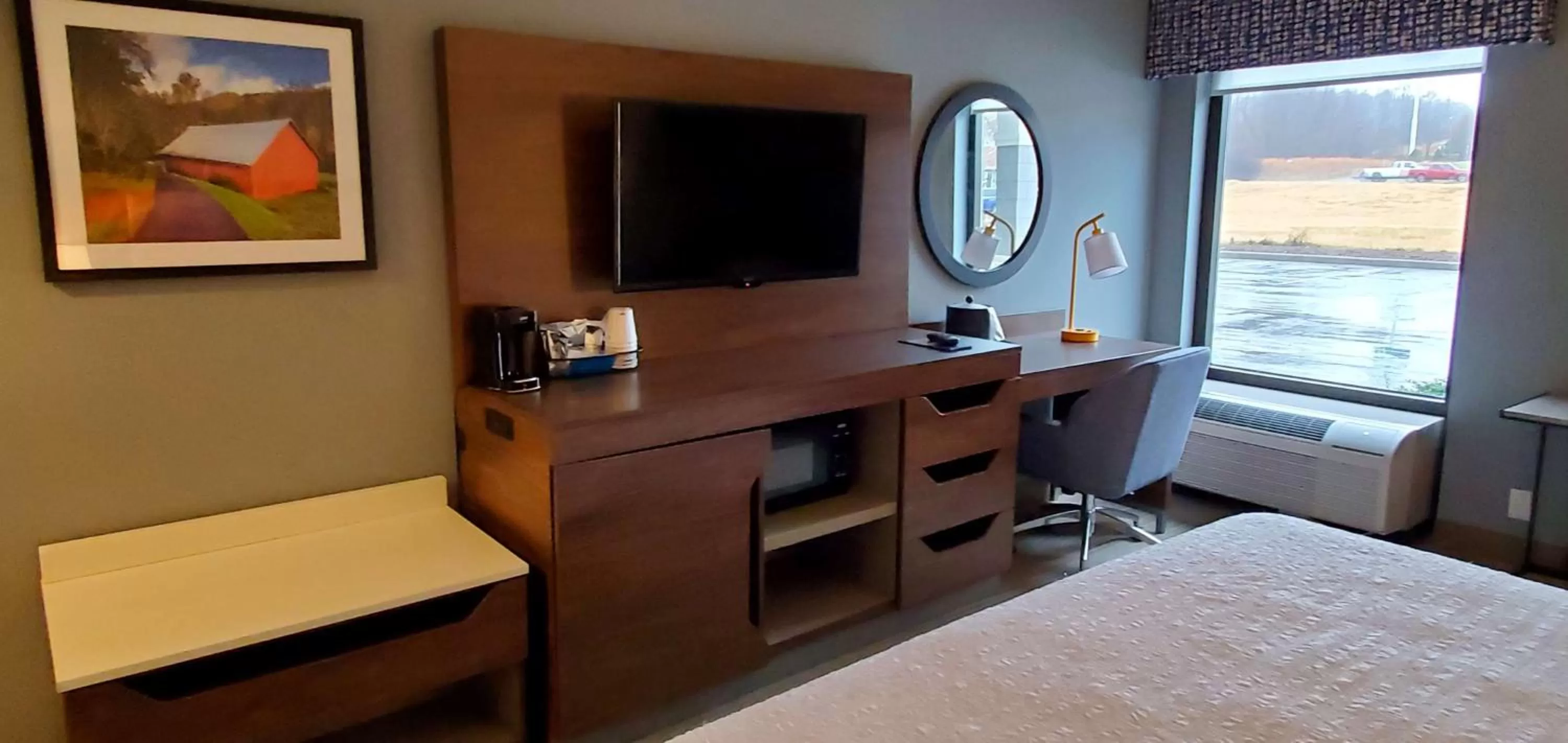 King Room with Bath Tub - Mobility and Hearing Access in Hampton Inn - Hillsville