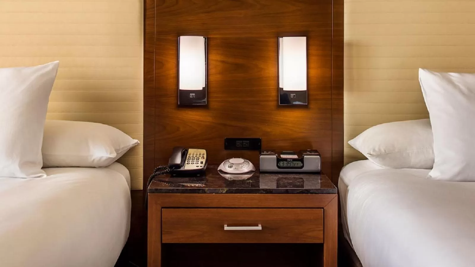 Double Room with Two Double Beds and Accessible Tub - Disability Access in Hyatt Regency O'Hare Chicago