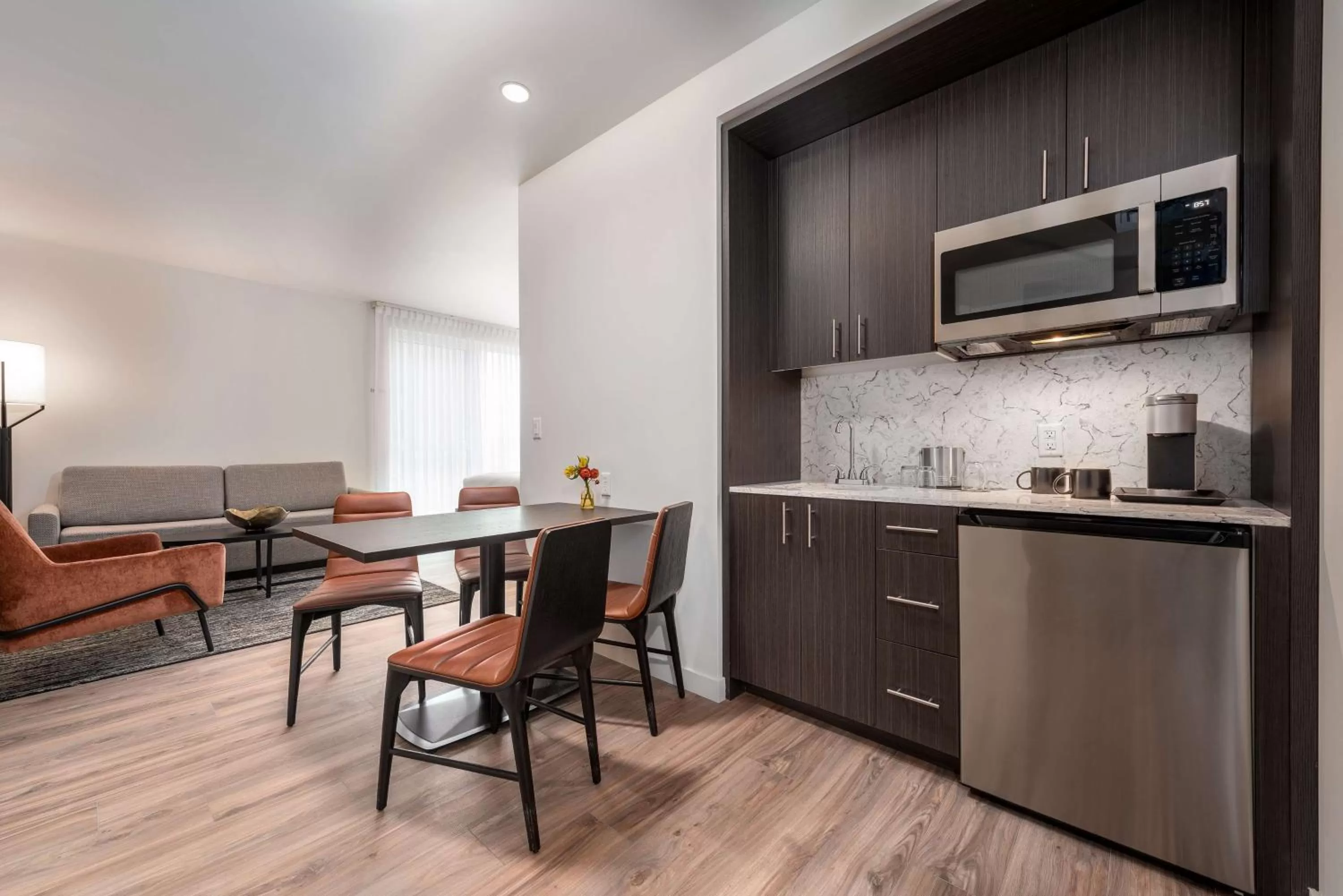 Deluxe Queen Room with Two Queen Beds and Sitting Area in Holman Riverfront Park Hotel Salem, Tapestry By Hilton