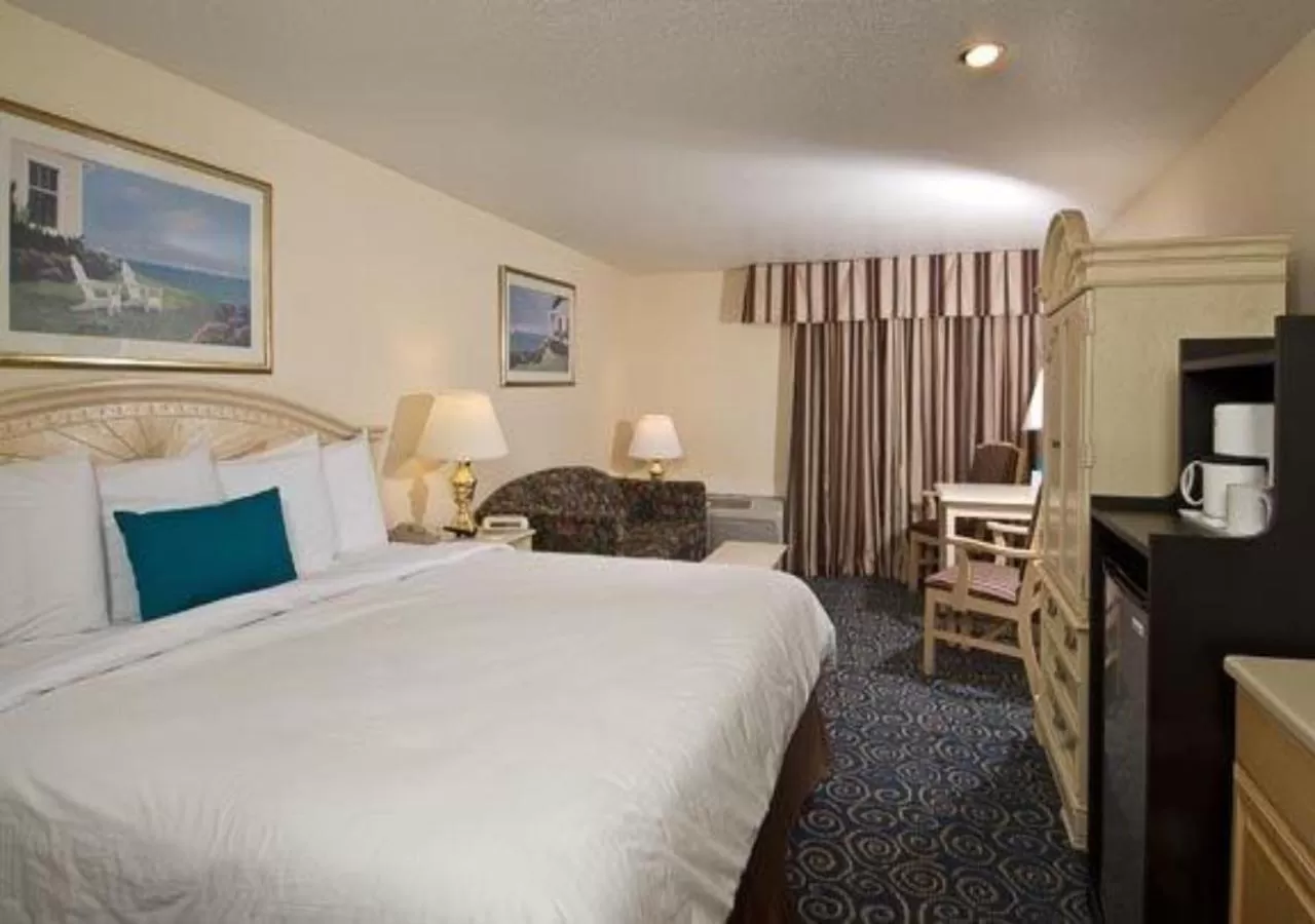 King Suite with Spa Bath and Sofa Bed in Tiki Resort