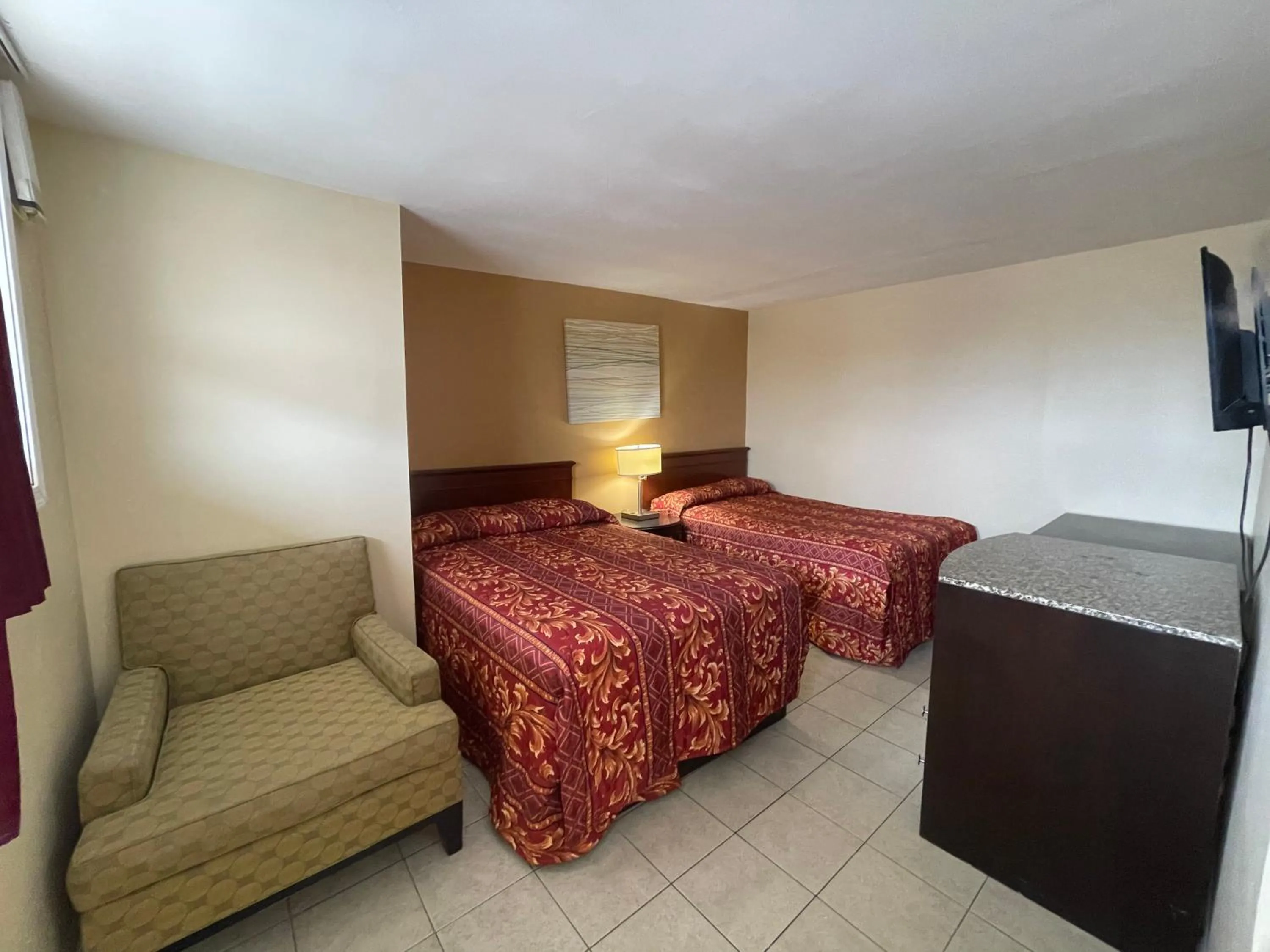 Suite with Three Double Beds in Anchor Motel