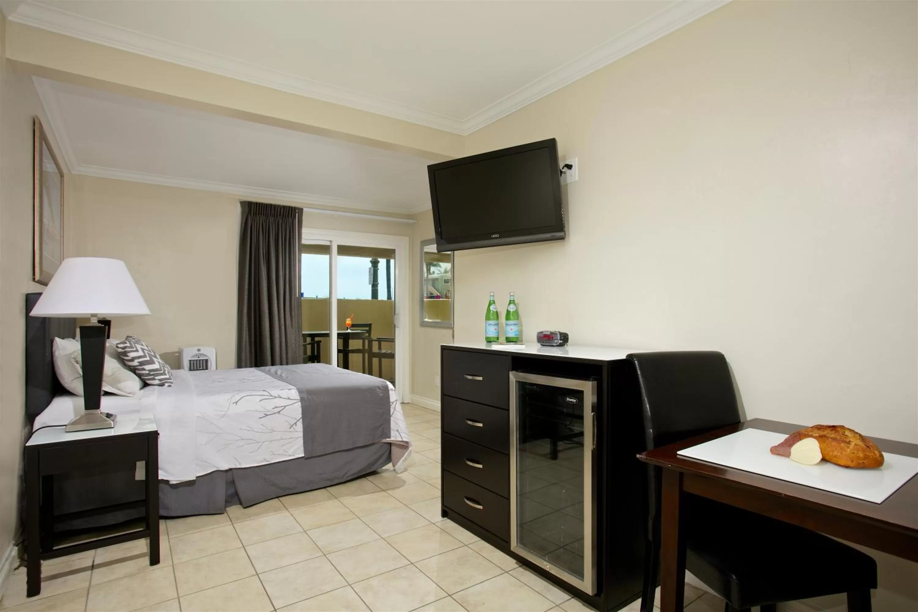 Pet Friendly Room with 1 Queen Bed and Private Patio in Ocean Beach Hotel