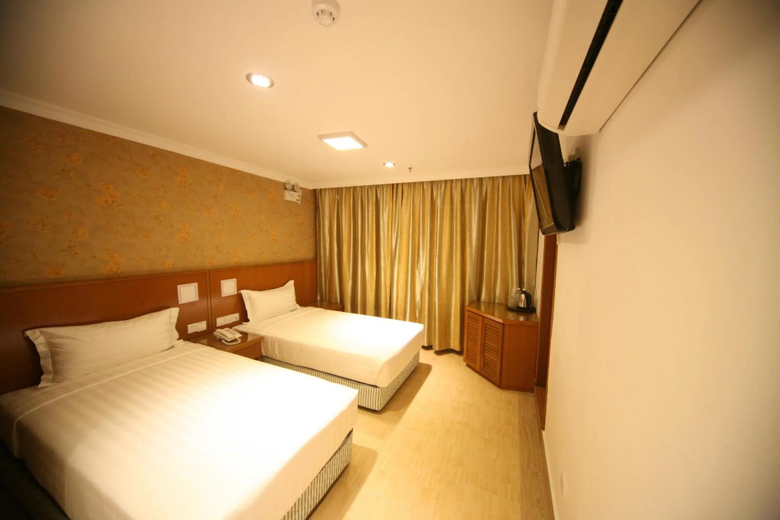 Deluxe Twin Room in Cardogan Hotel
