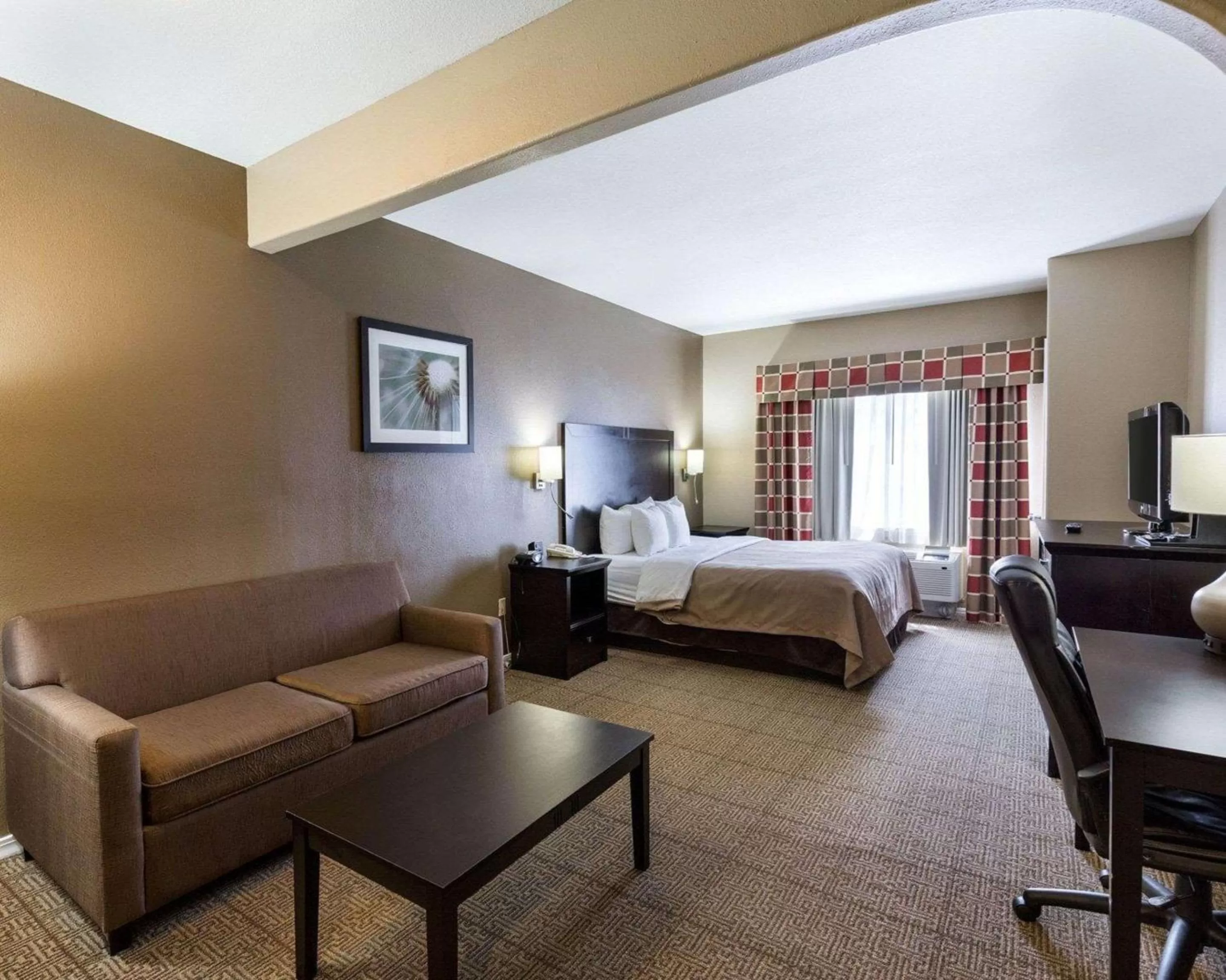 King Suite with Accessible Tub - Accessible/Non-Smoking in Quality Suites Houston NW Cy-Fair
