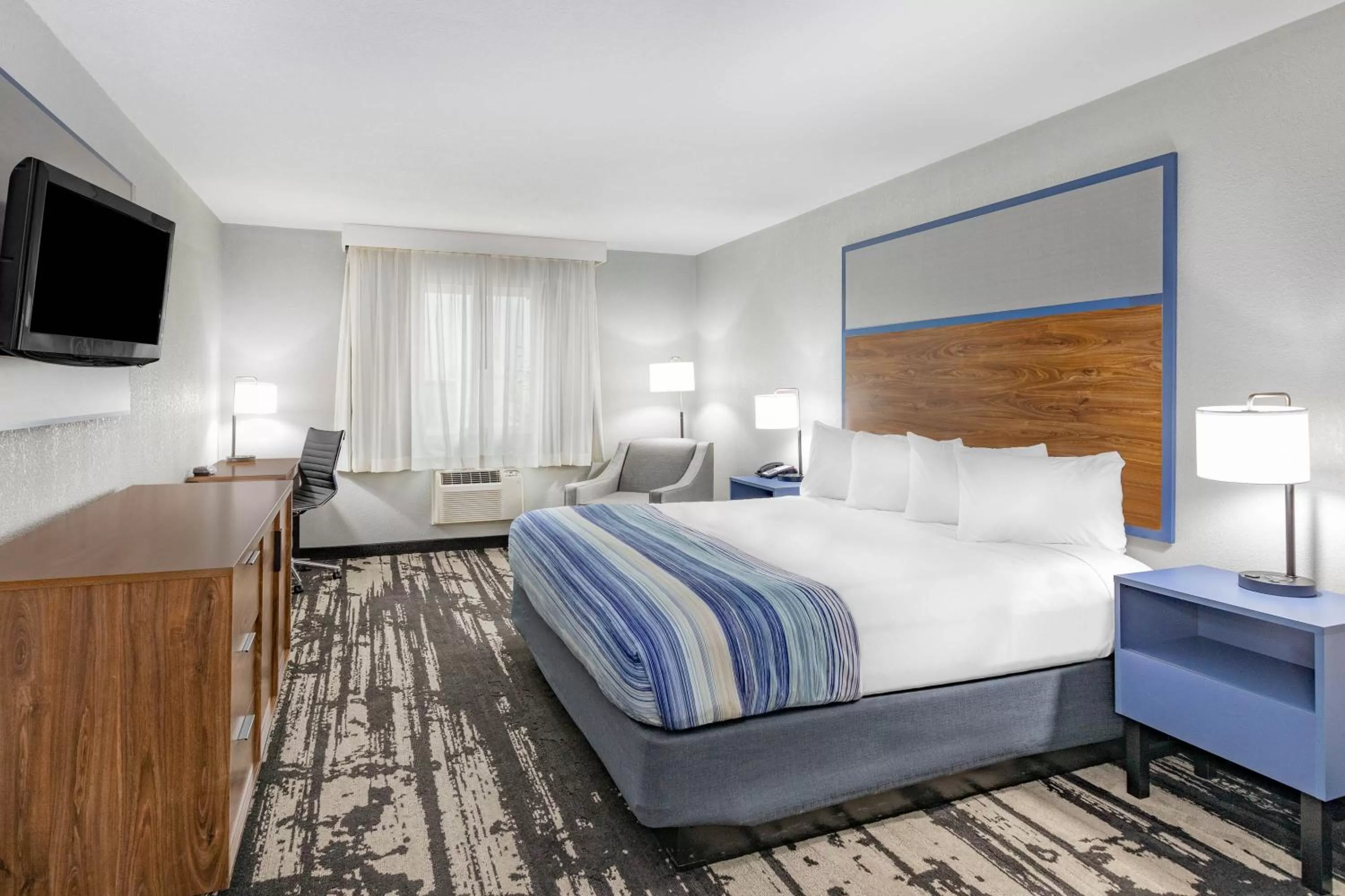 King Room - Non-Smoking in AmericInn by Wyndham Pella