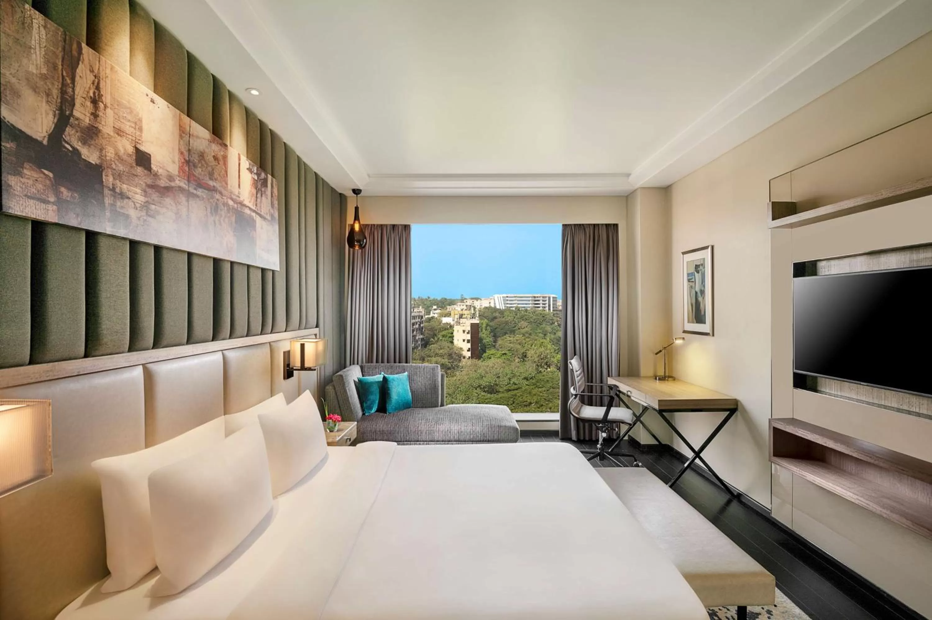 Suite with Bathtub - 15 percent off on food, beverages and spa, free snacks, soft drinks & fruit platter. Airport Drop. Early Check-In & Late Check-out    in Radisson Mumbai Andheri MIDC