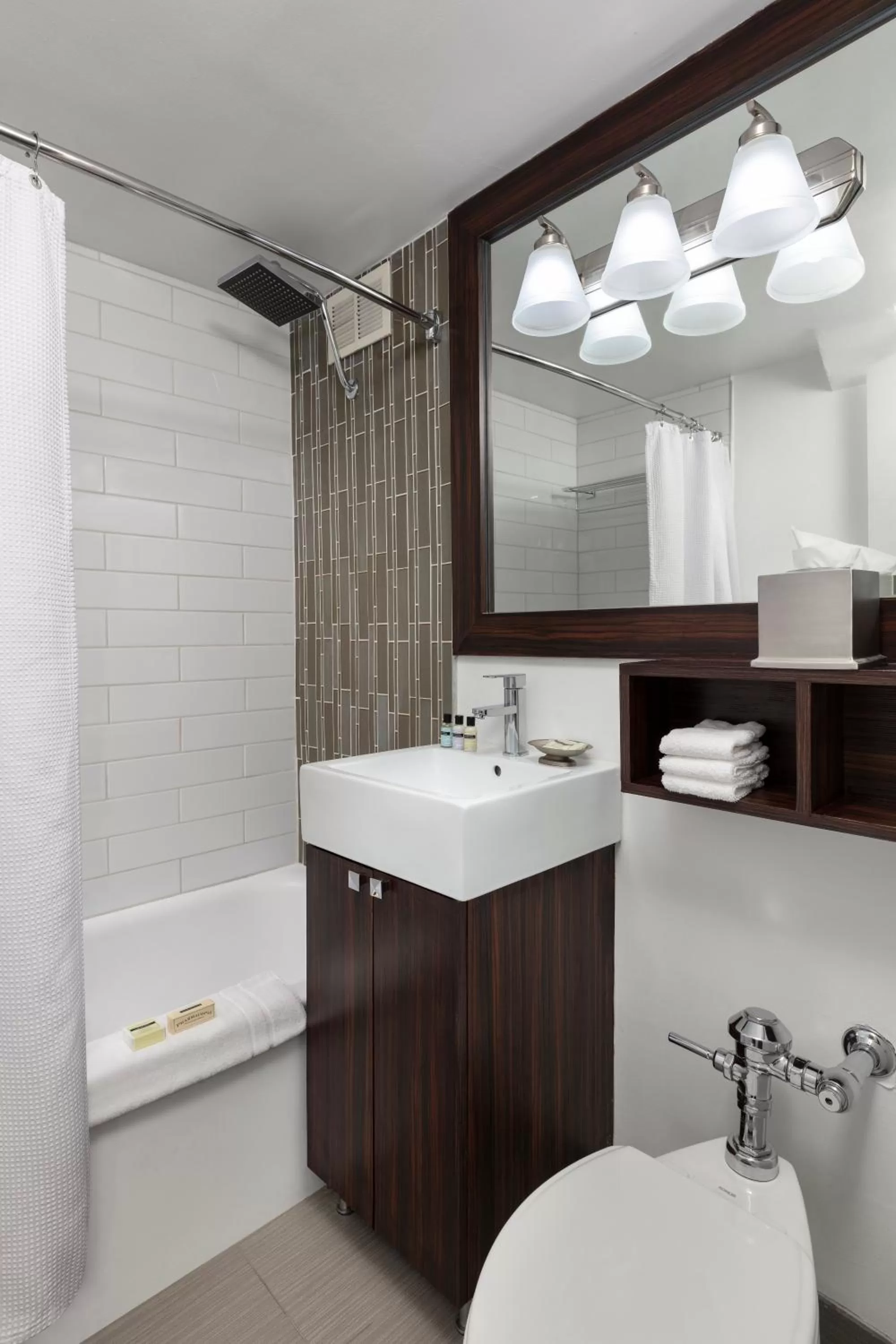 Superior Two Queen in Executive Hotel Pacific