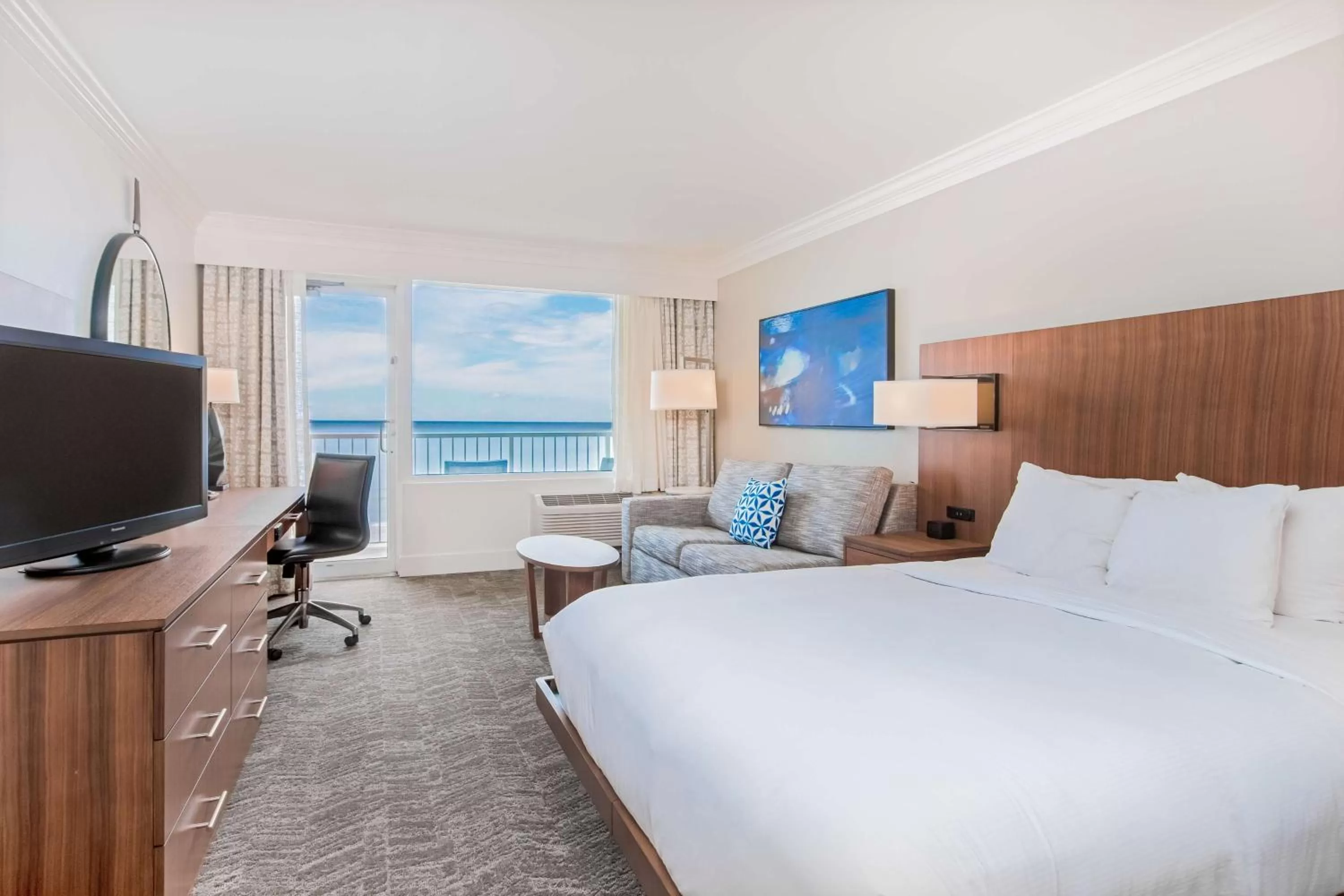 Deluxe King Room with Sofa Bed in Hilton Pensacola Beach