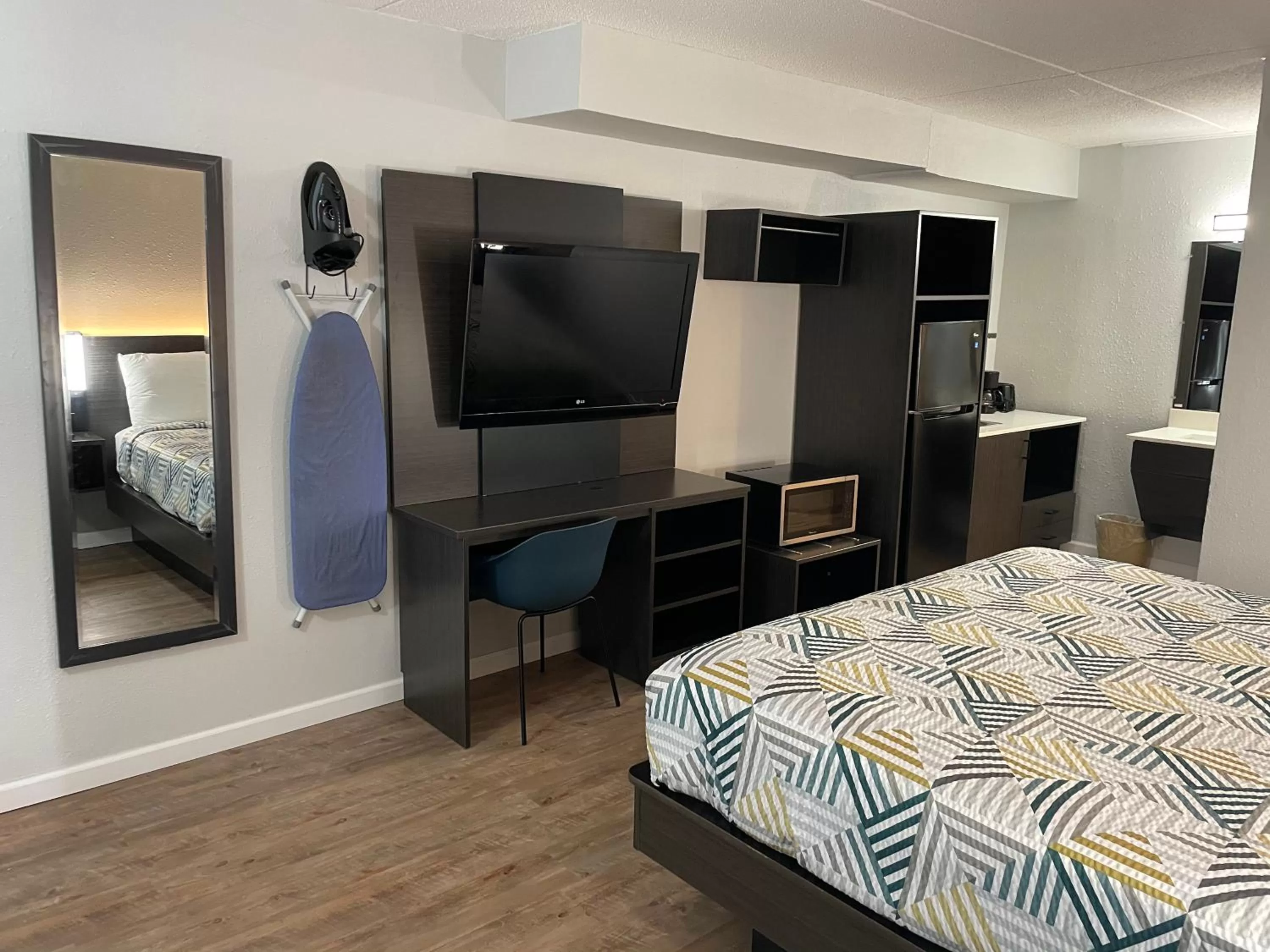 Deluxe King Suite - Non-Smoking in Studio 6 Vicksburg, MS- Downtown