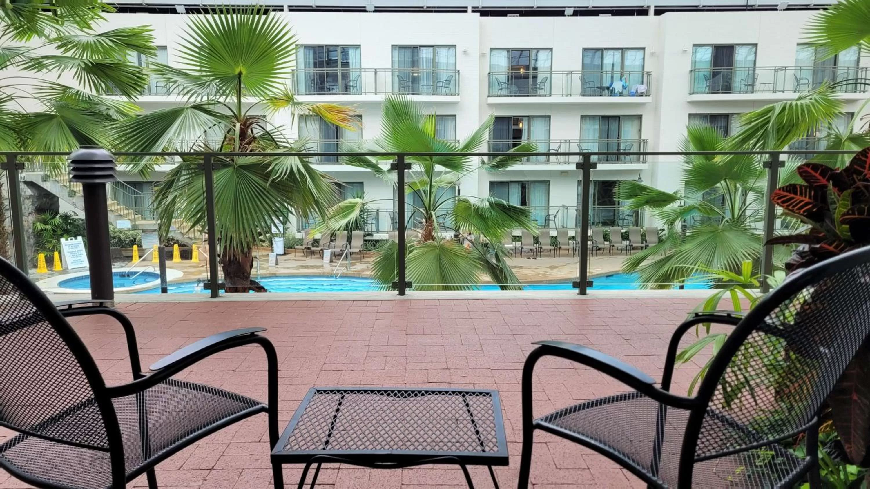 Queen Suite with Sofa Bed and Jetted Tub - Patio/Atrium View in Best Western Plus Lamplighter Inn & Conference Centre