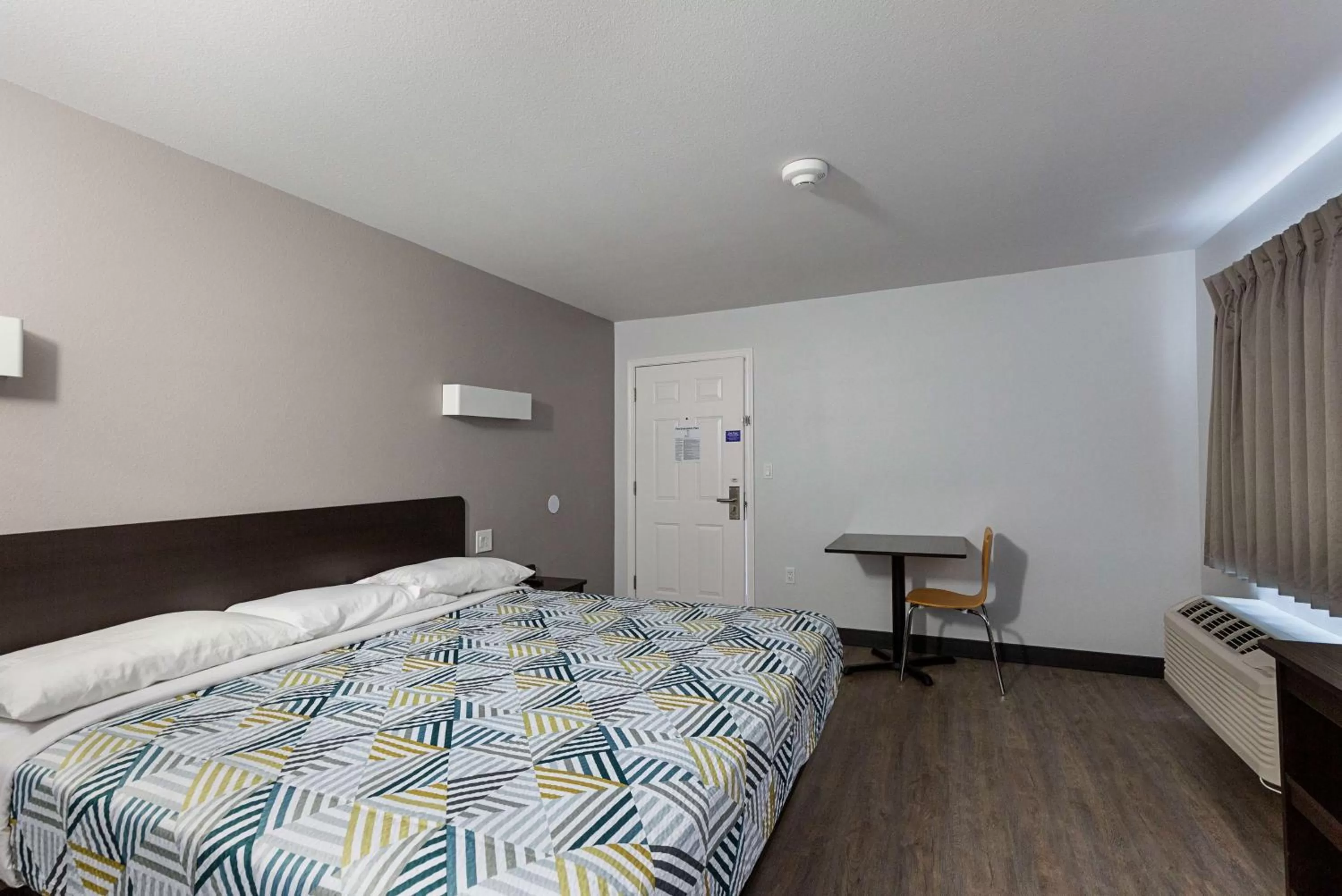 Deluxe Queen Room - Non-Smoking in Motel 6-Show Low, AZ