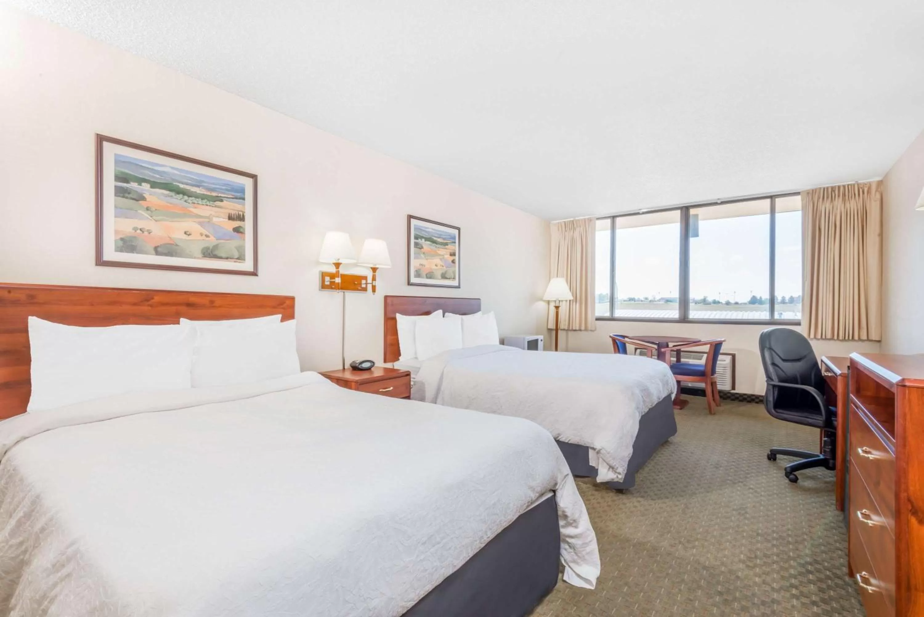 Queen Room with 2 Queen Beds, Non-Smoking in Howard Johnson by Wyndham Gillette
