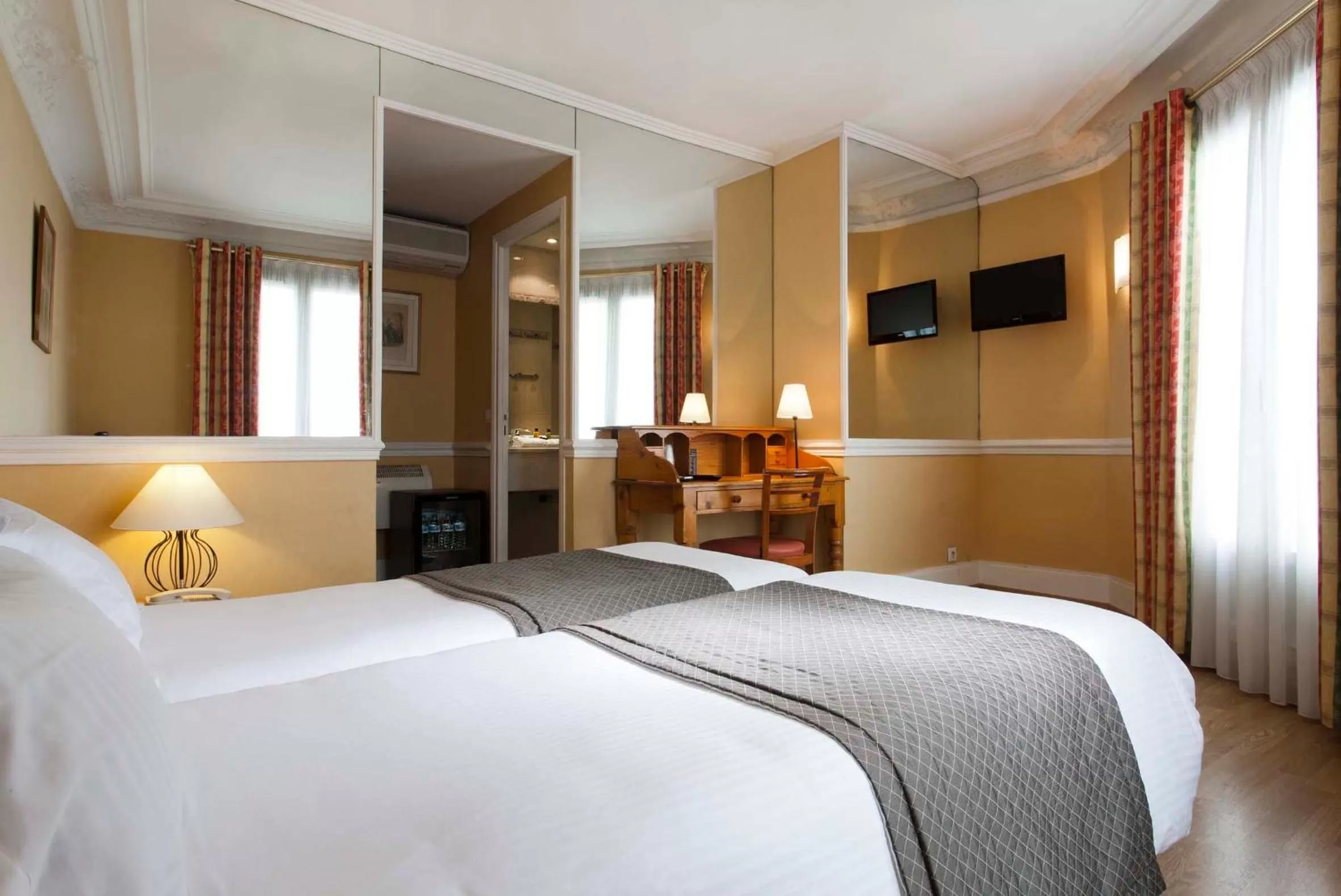 Twin Room in Hotel Claude Bernard Saint-Germain