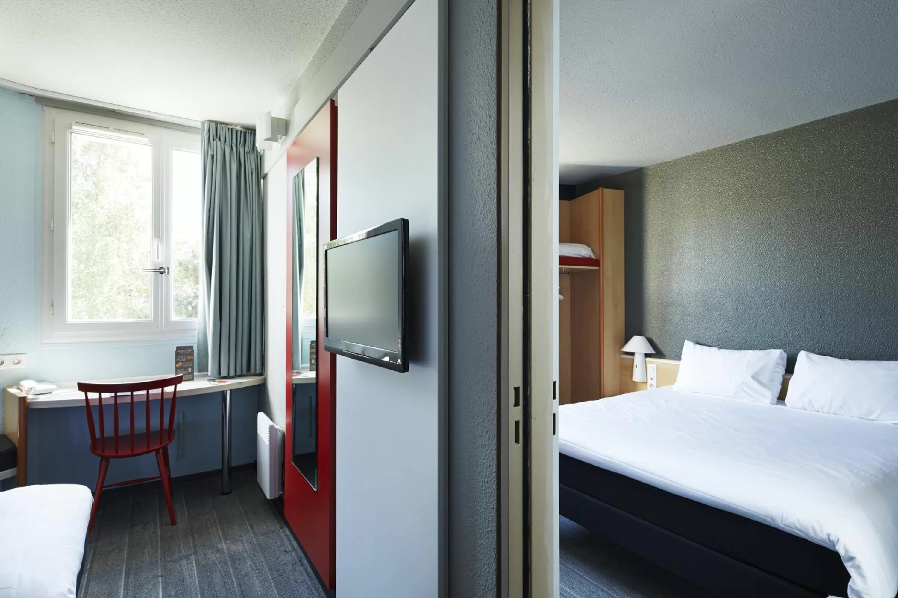 Standard Room with One Double Bed and Two Single Beds in ibis Chartres Ouest Luce