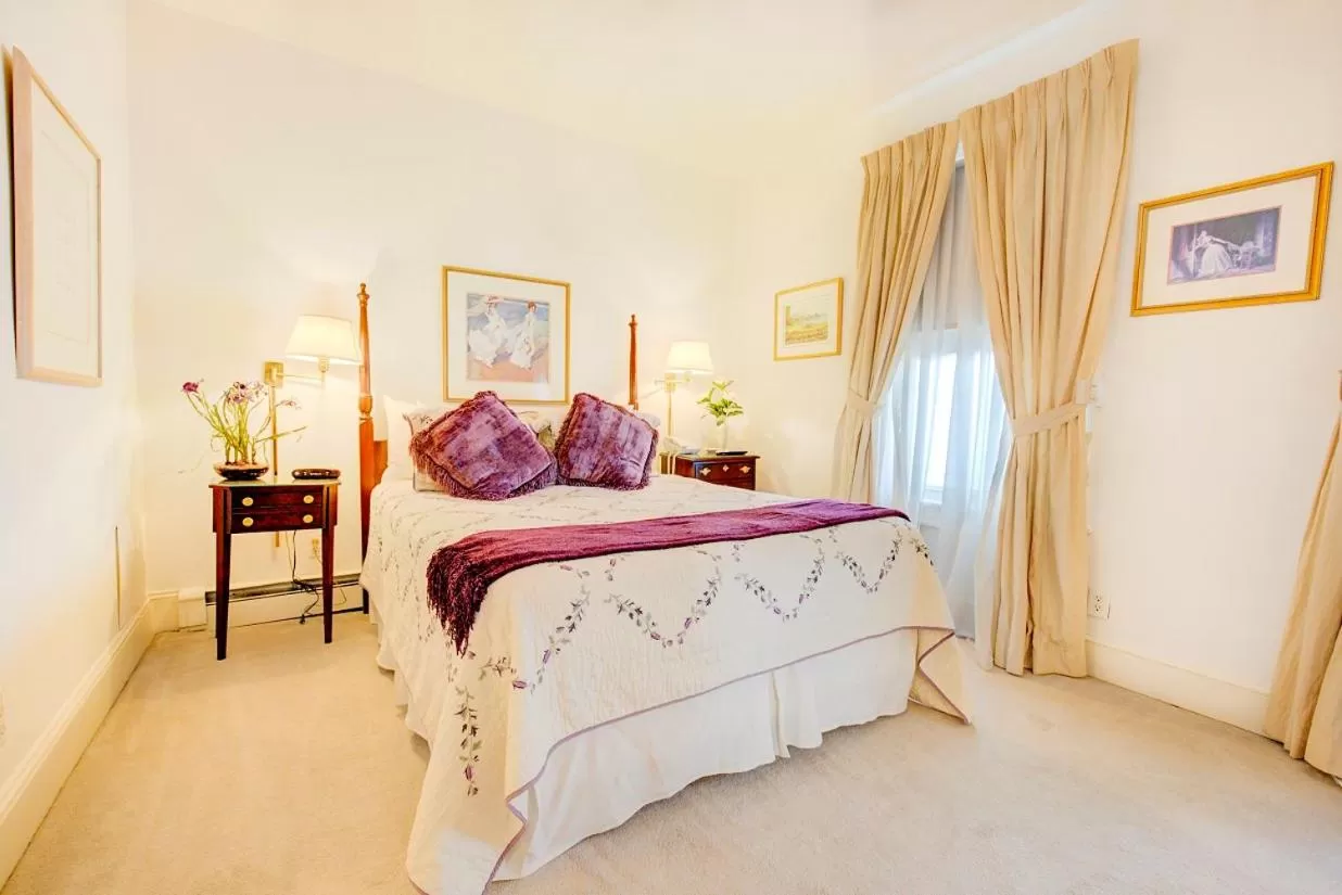 Deluxe Suite in The Hewitt Wellington Hotel