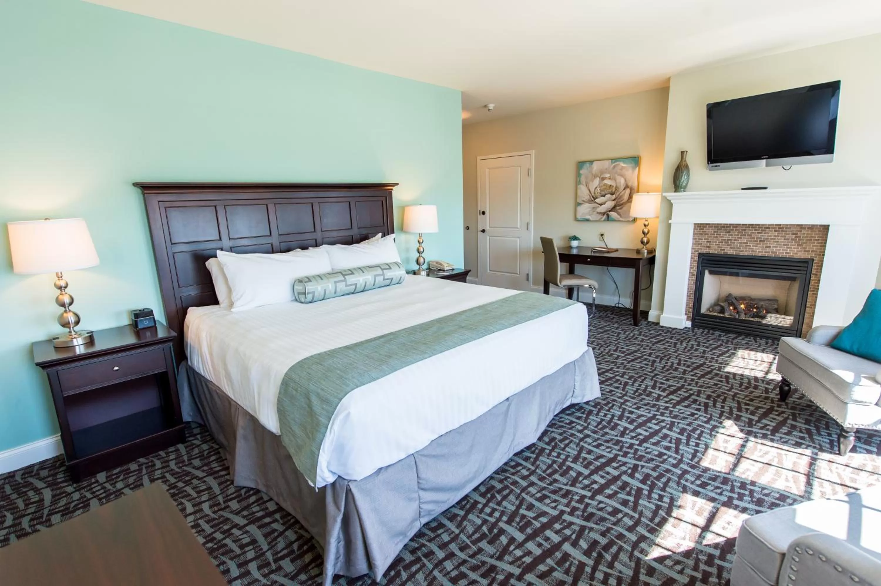 Deluxe King Fireplace Meeting House in Union Bluff Hotel & Meeting House