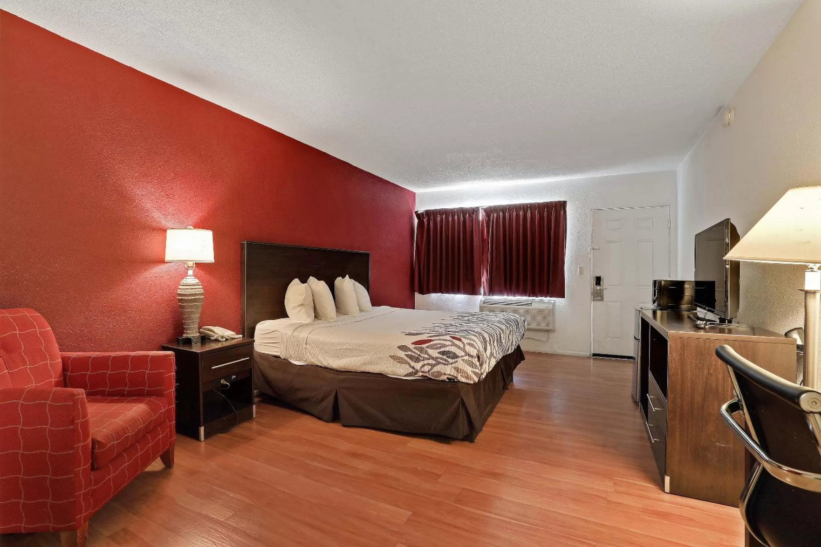 Deluxe King Room Smoking in Red Roof Inn Needles