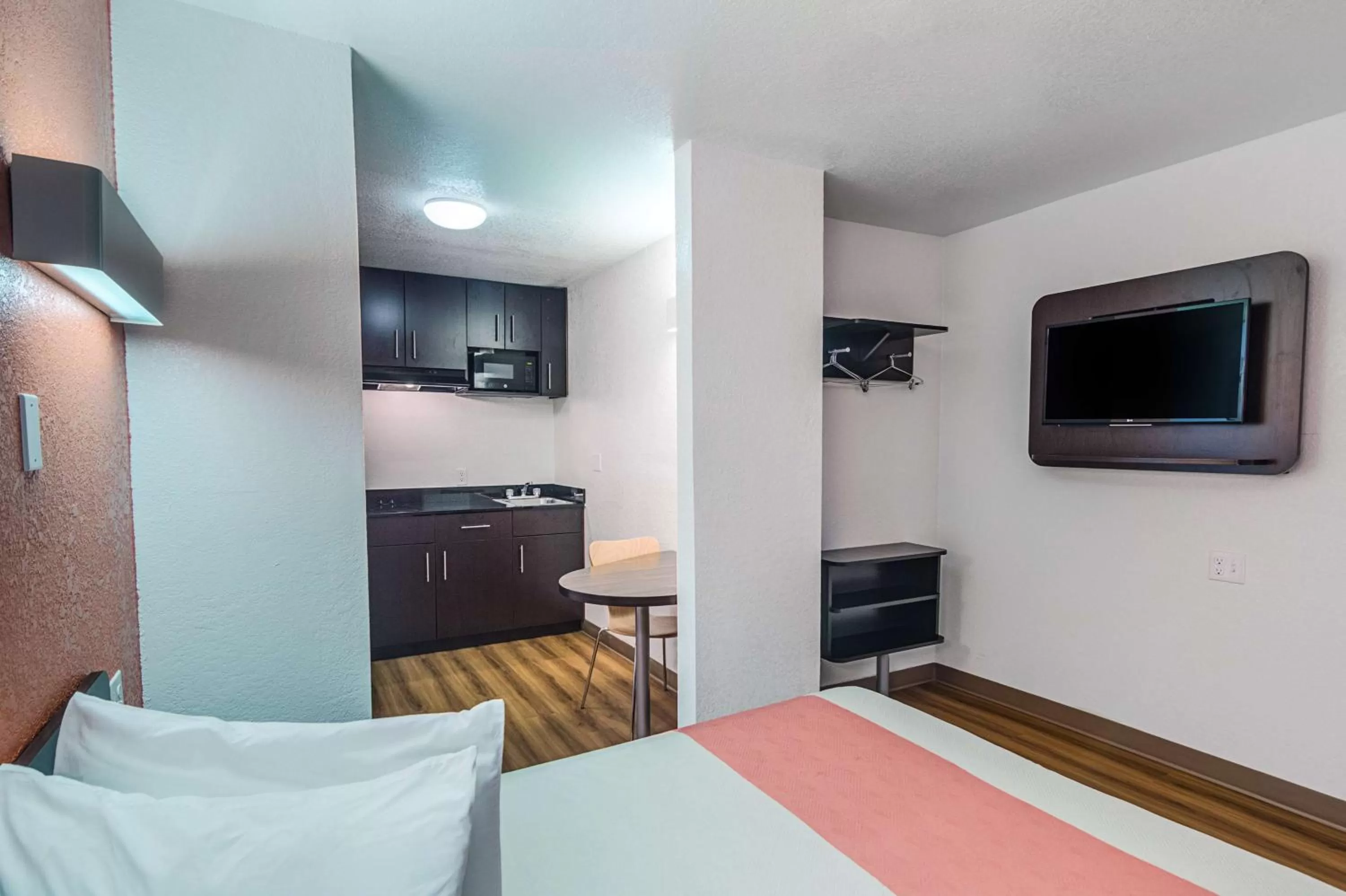 Deluxe Queen Room - Non-Smoking in Motel 6-Ardmore, OK