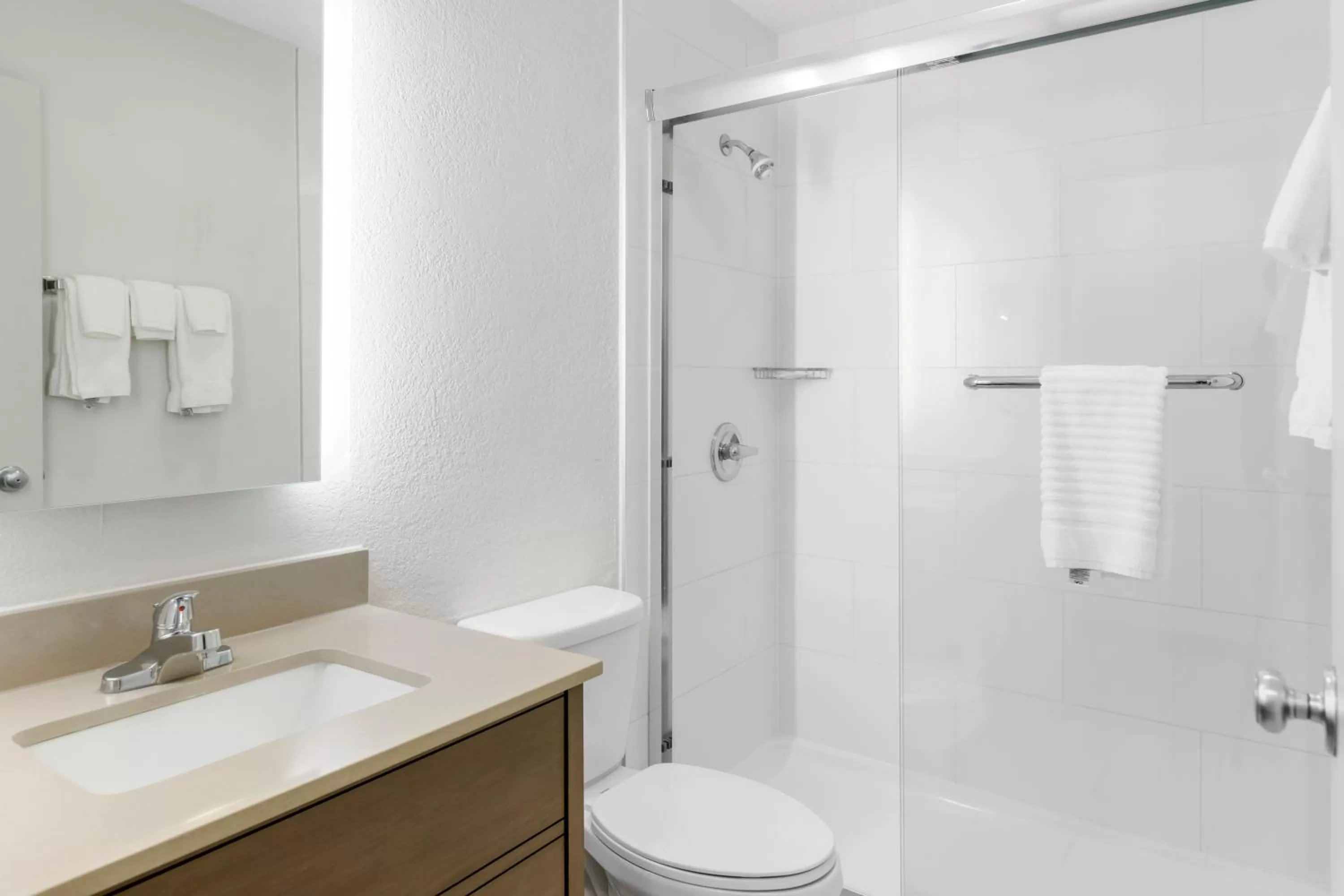 Standard King Room - Non Smoking in Comfort Inn Detroit - Troy