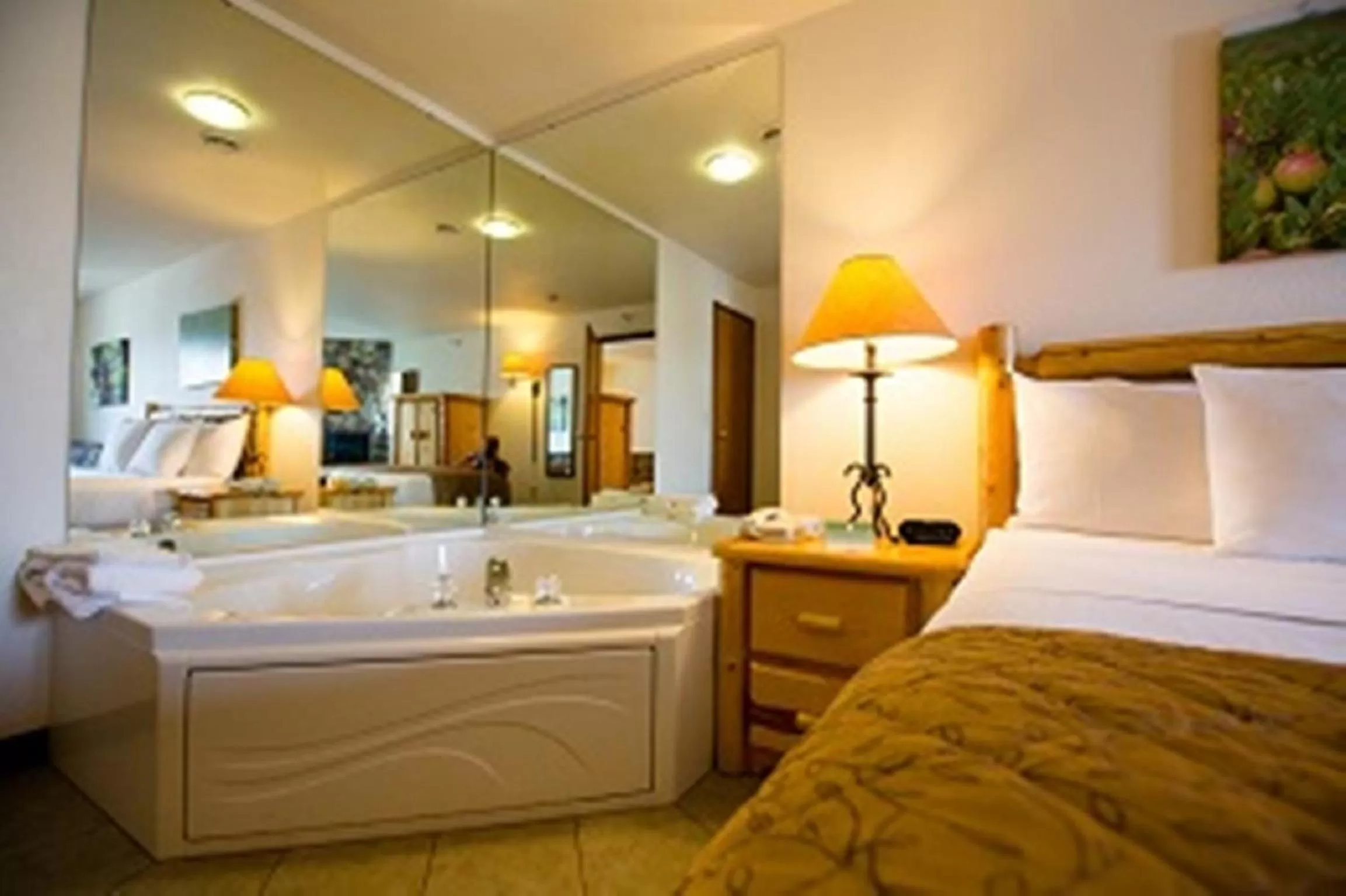 King Suite with Spa Bath in Cranberry Country Lodge