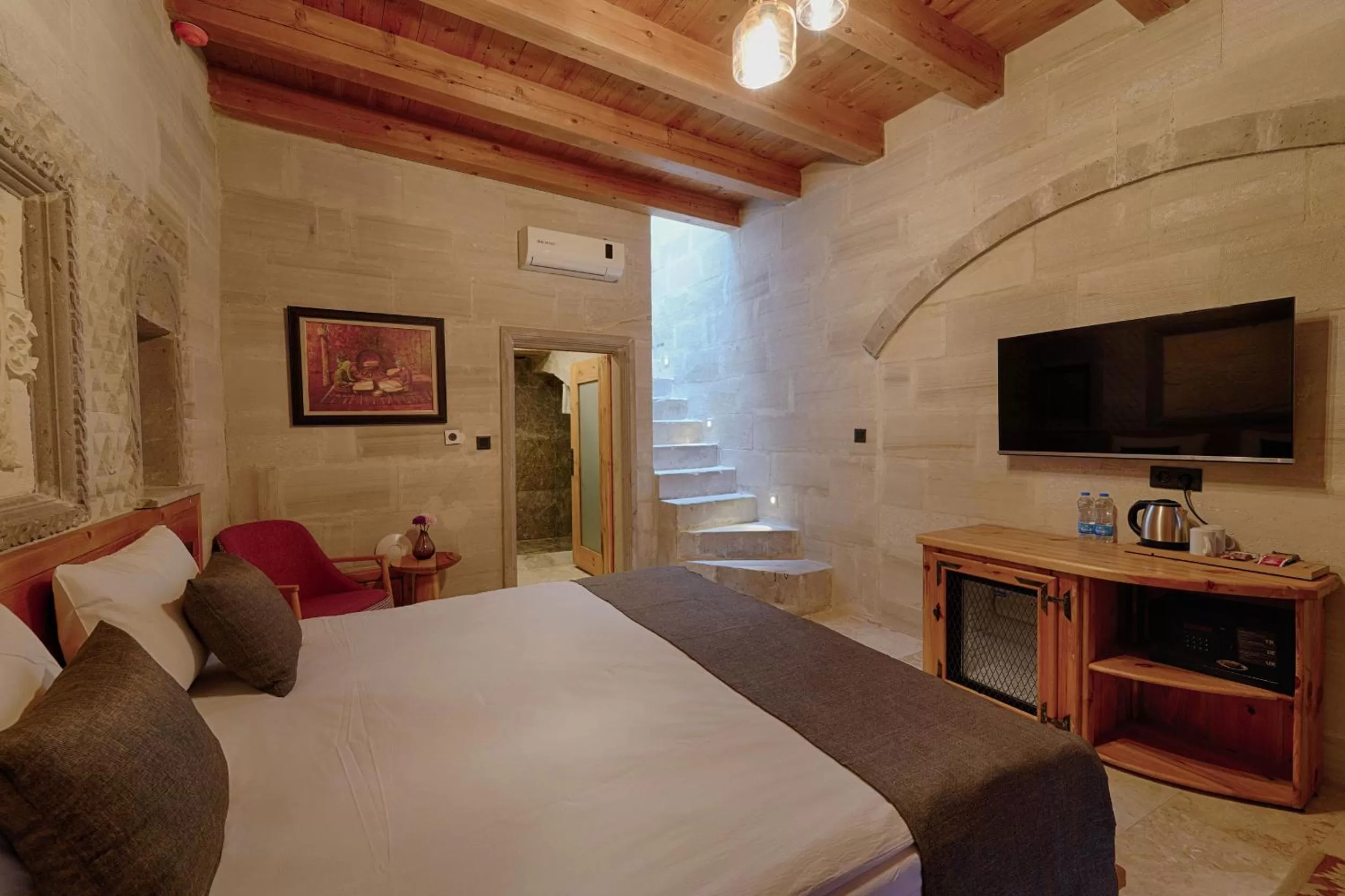 Photo of the whole room, Bed in Concept Cave House