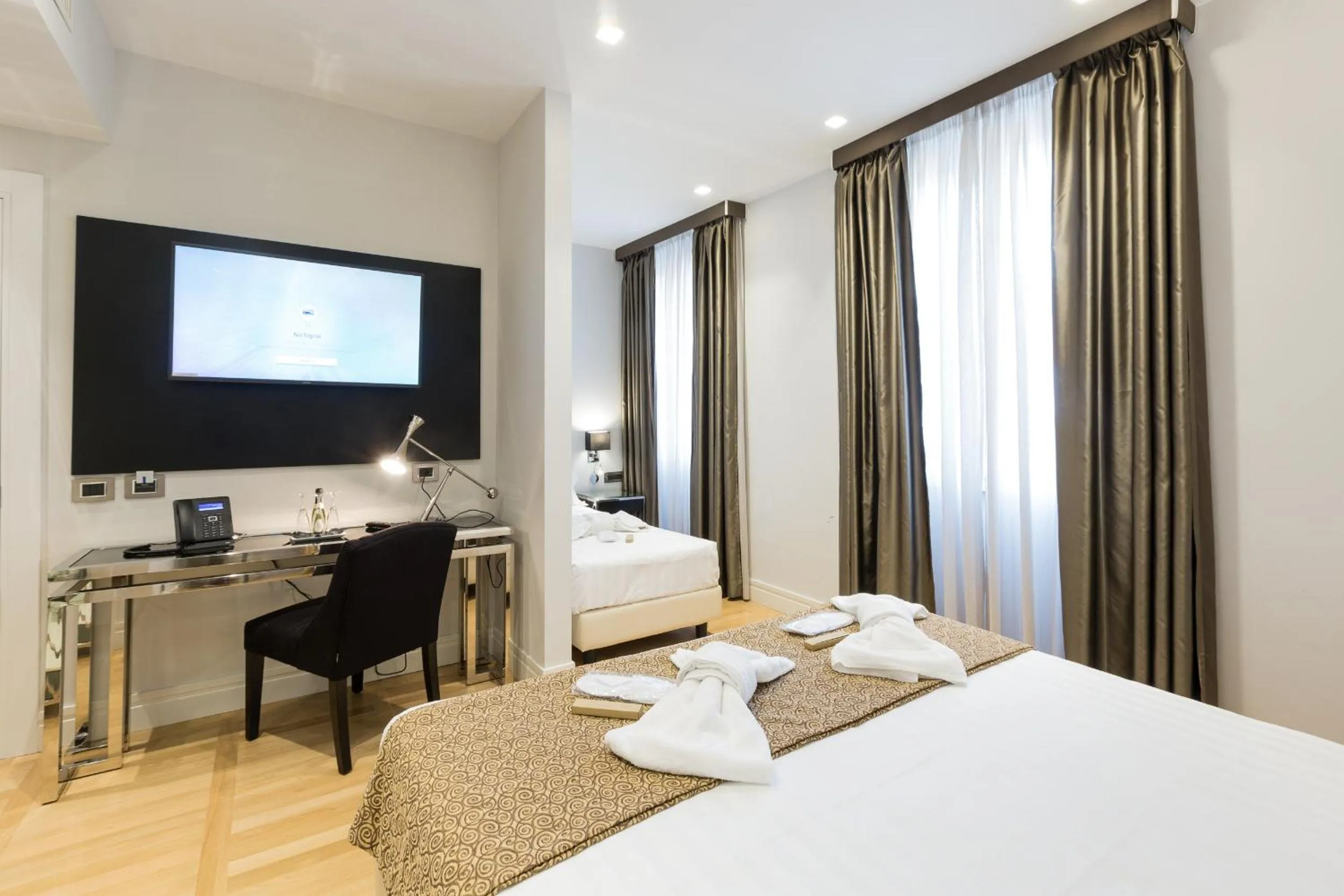 Deluxe Triple Room in Floris Hotel
