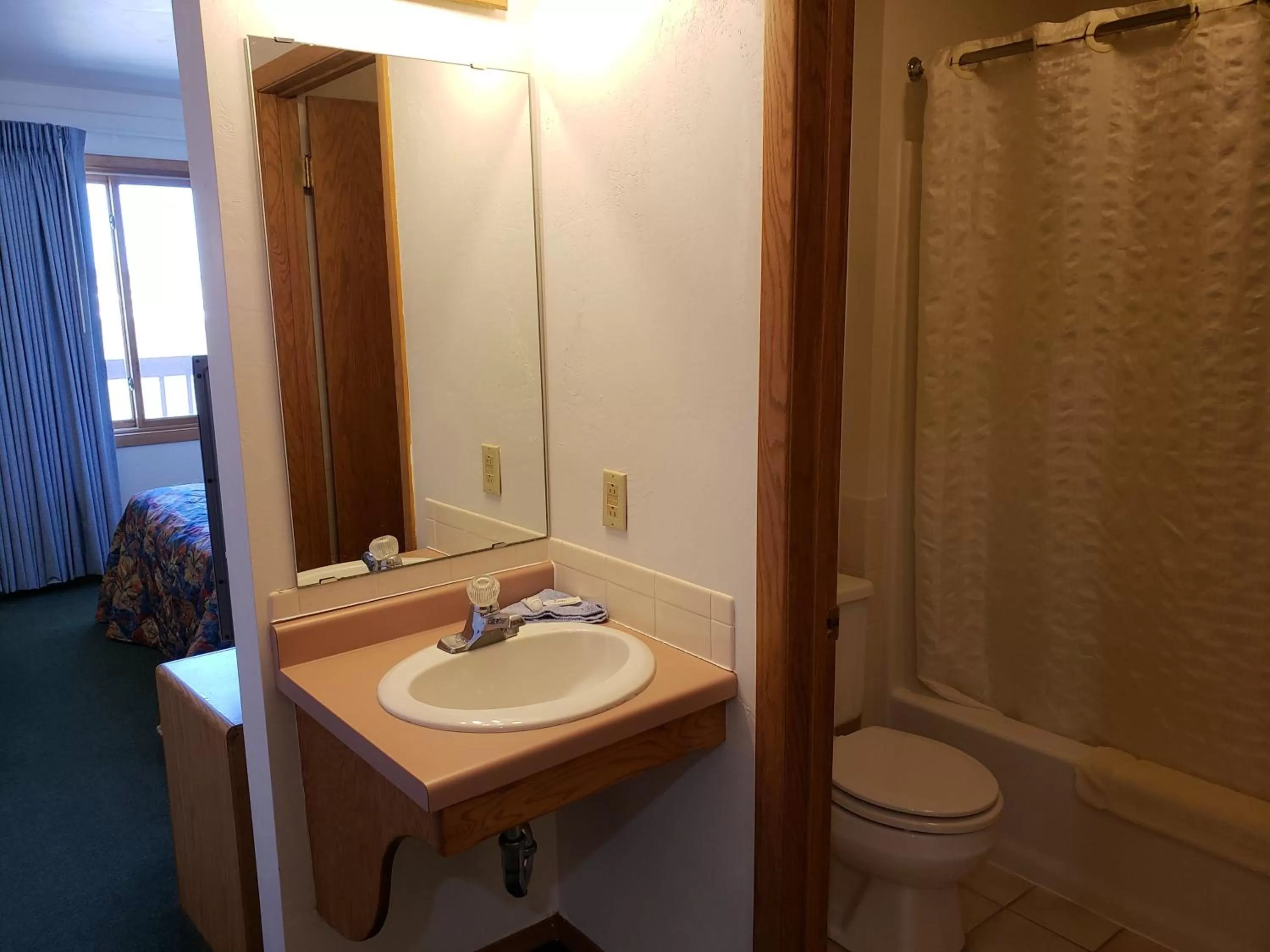 Deluxe Queen Room in Algoma Beach Motel