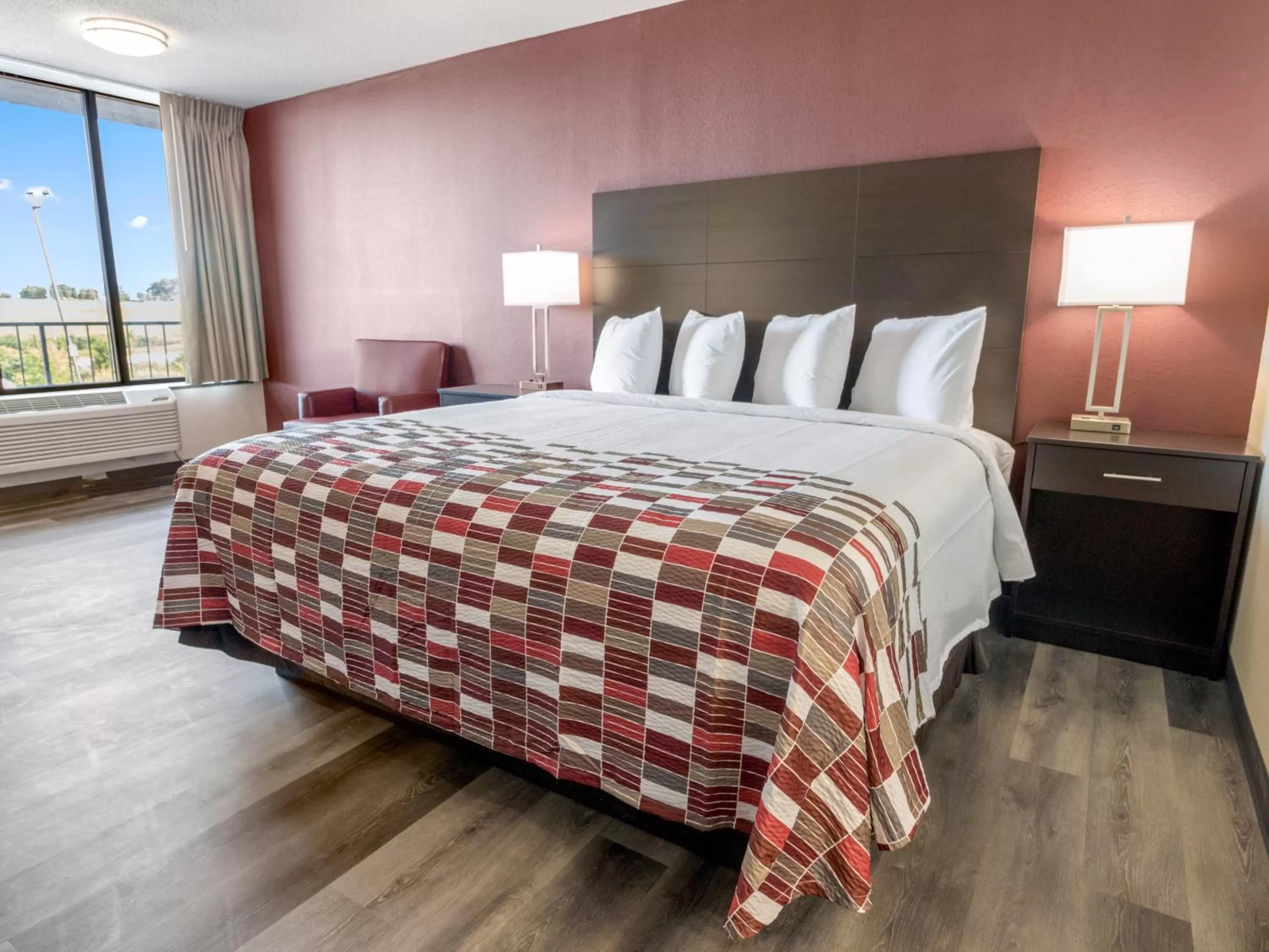 Superior King Room Disability Access Roll-In Shower Non-Smoking in Red Roof Inn Dandridge