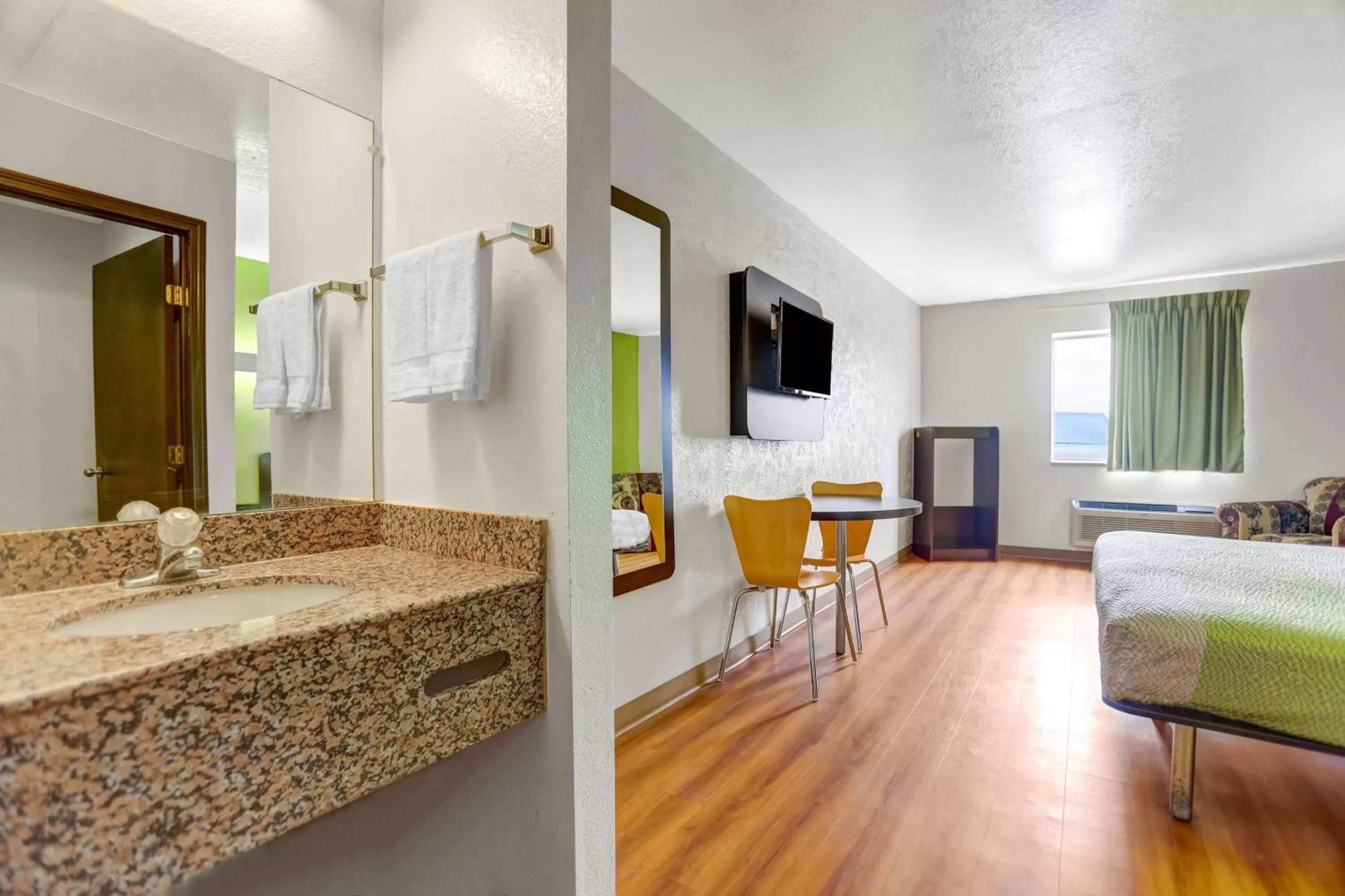 Deluxe Queen Room - Non-Smoking in Motel 6-Moriarty, NM