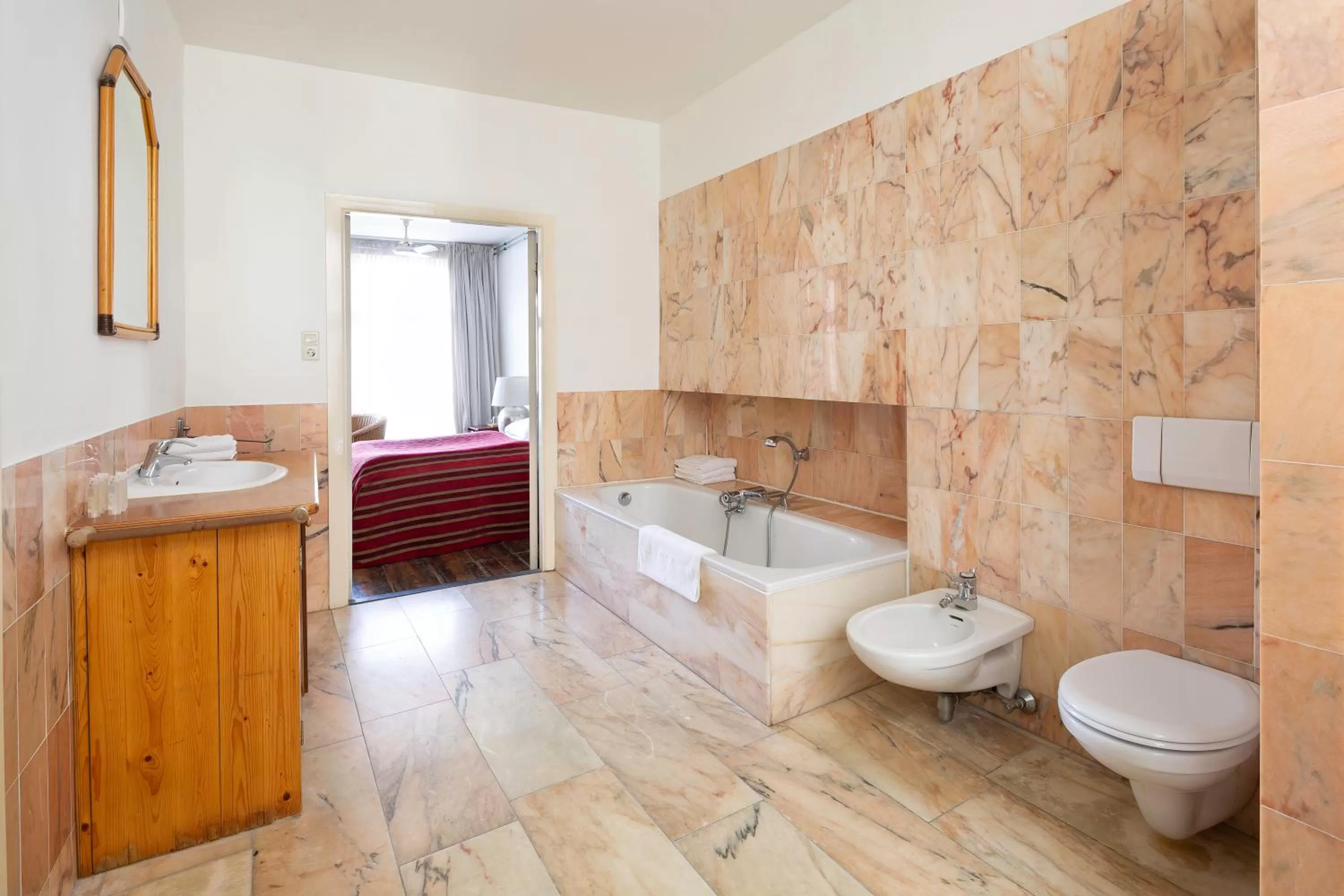 Deluxe Double Room with River View in Amsterdam House Hotel