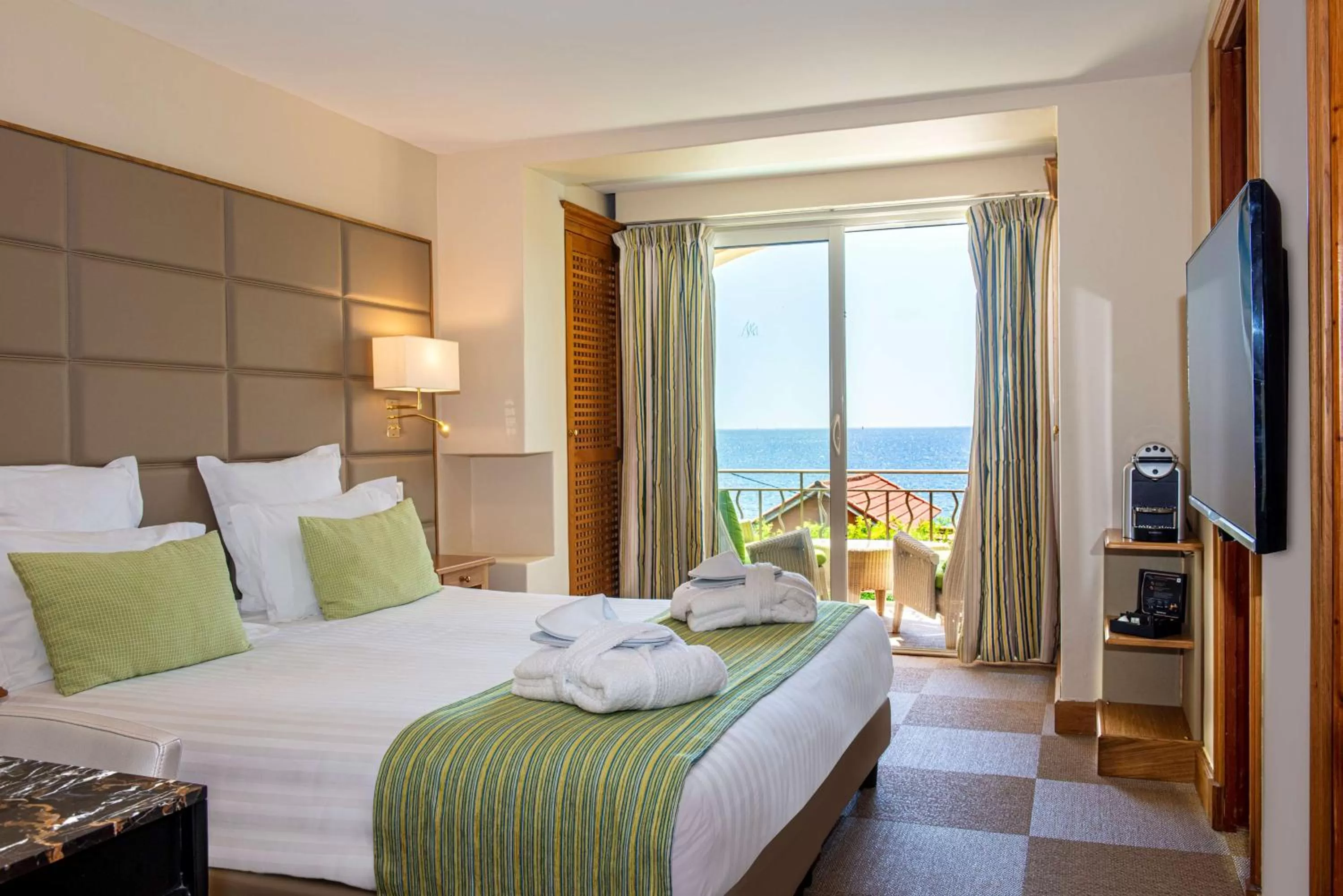 Family Queen Suite with Bunk Beds and Terrace in Best Western Premier Montfleuri