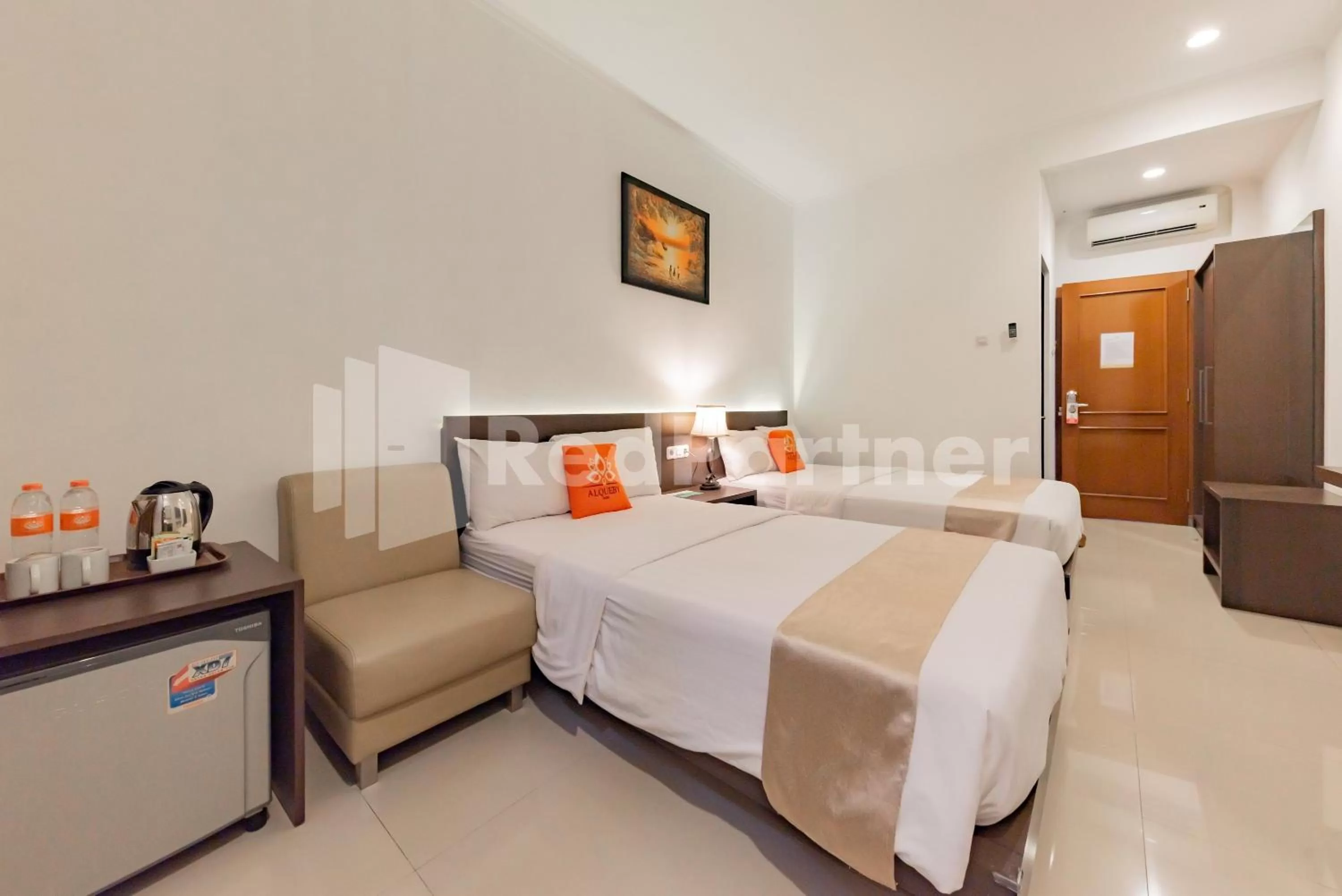 Deluxe Twin Room in Alqueby Hotel near Kiara Artha Park & Trans Studio Mall Mitra RedDoorz