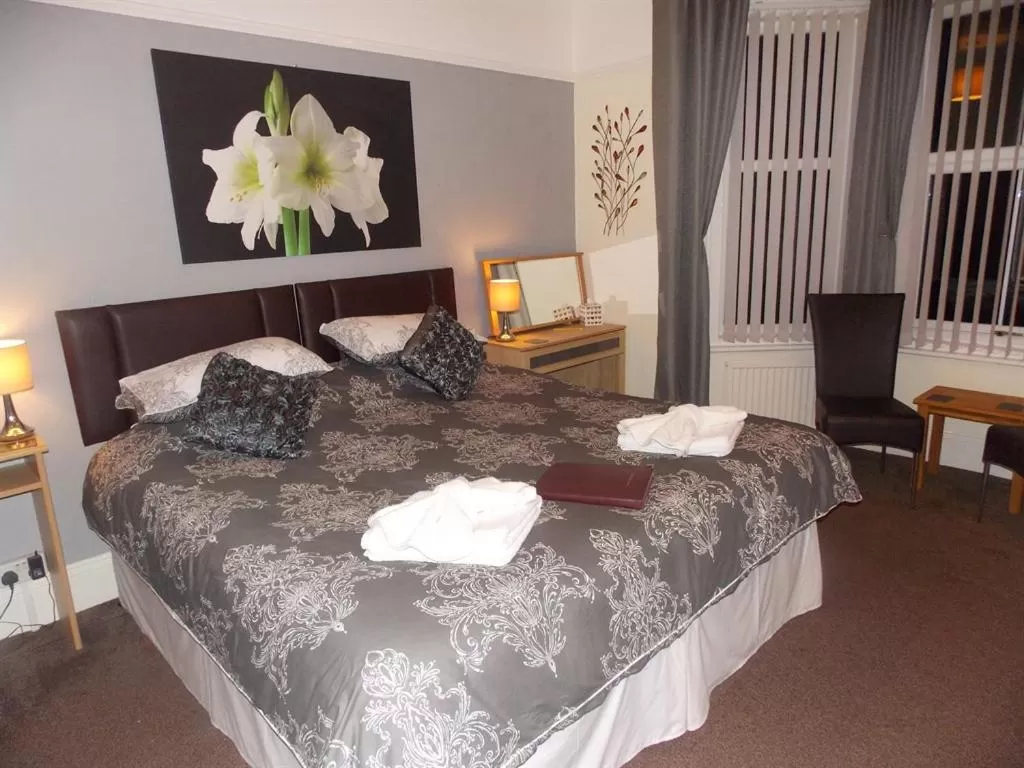Deluxe Double Room with Shower in Easton Court Guest House