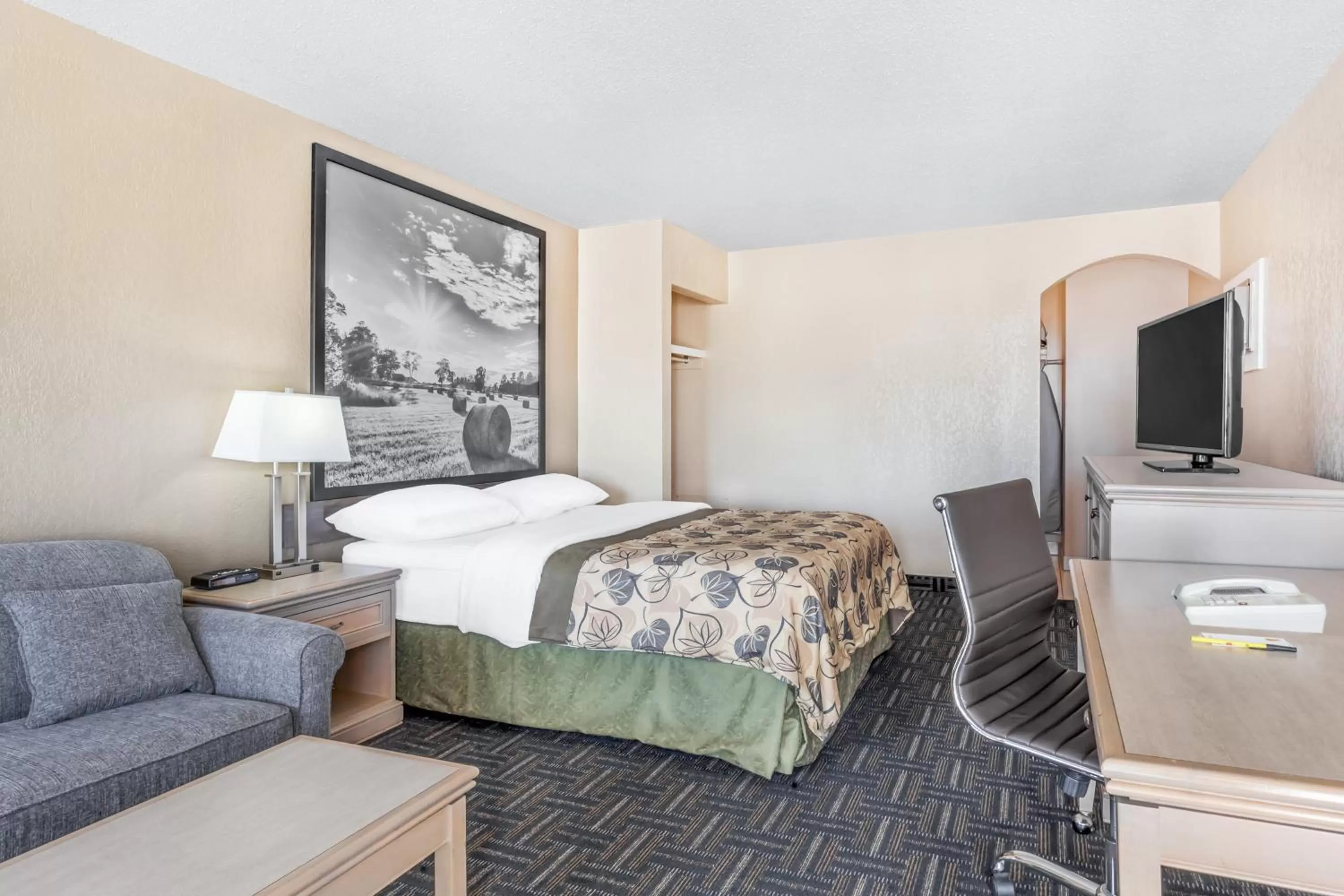 King Room - Non-Smoking in Super 8 by Wyndham Stettler