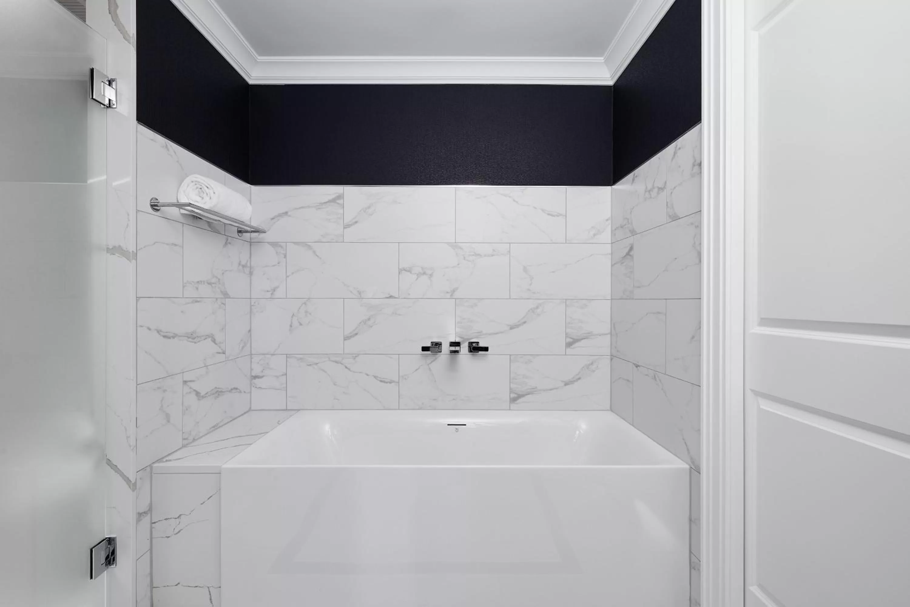 Superior King Room with Adapted Tub - Mobility Accessible in The LaSalle Chicago, Autograph Collection