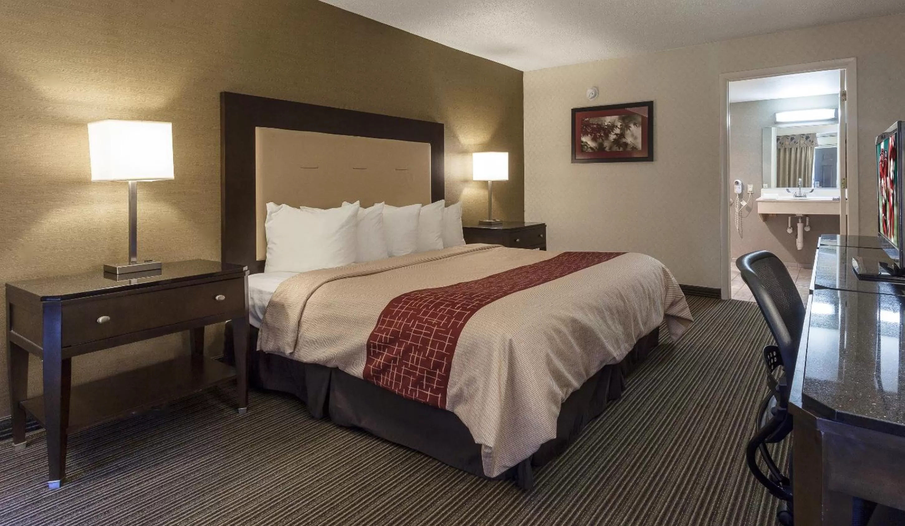 Suite King with Kitchenette Pool View Non-Smoking in Red Roof Inn & Suites DeKalb