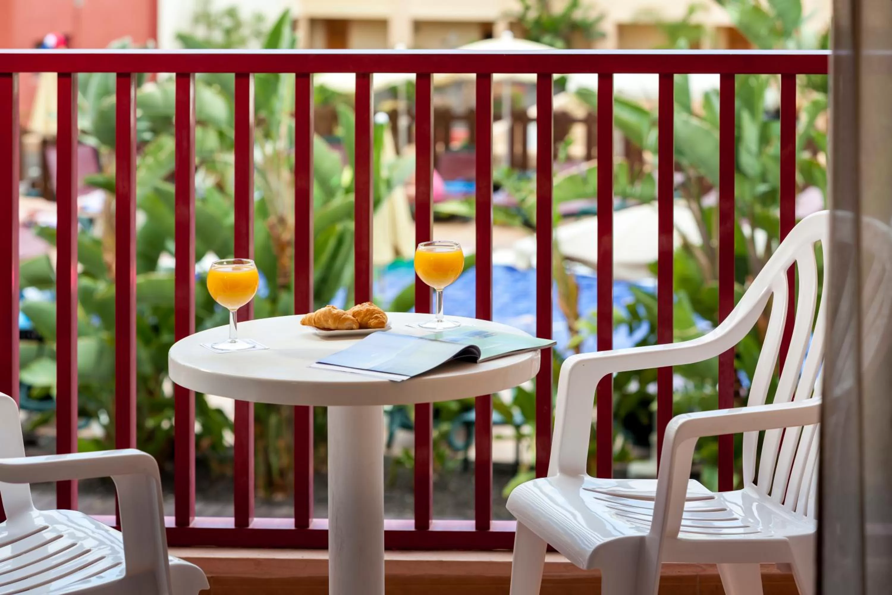 Family Room (2 Adults + 2 Children) with Pool View in Hotel Best Jacaranda