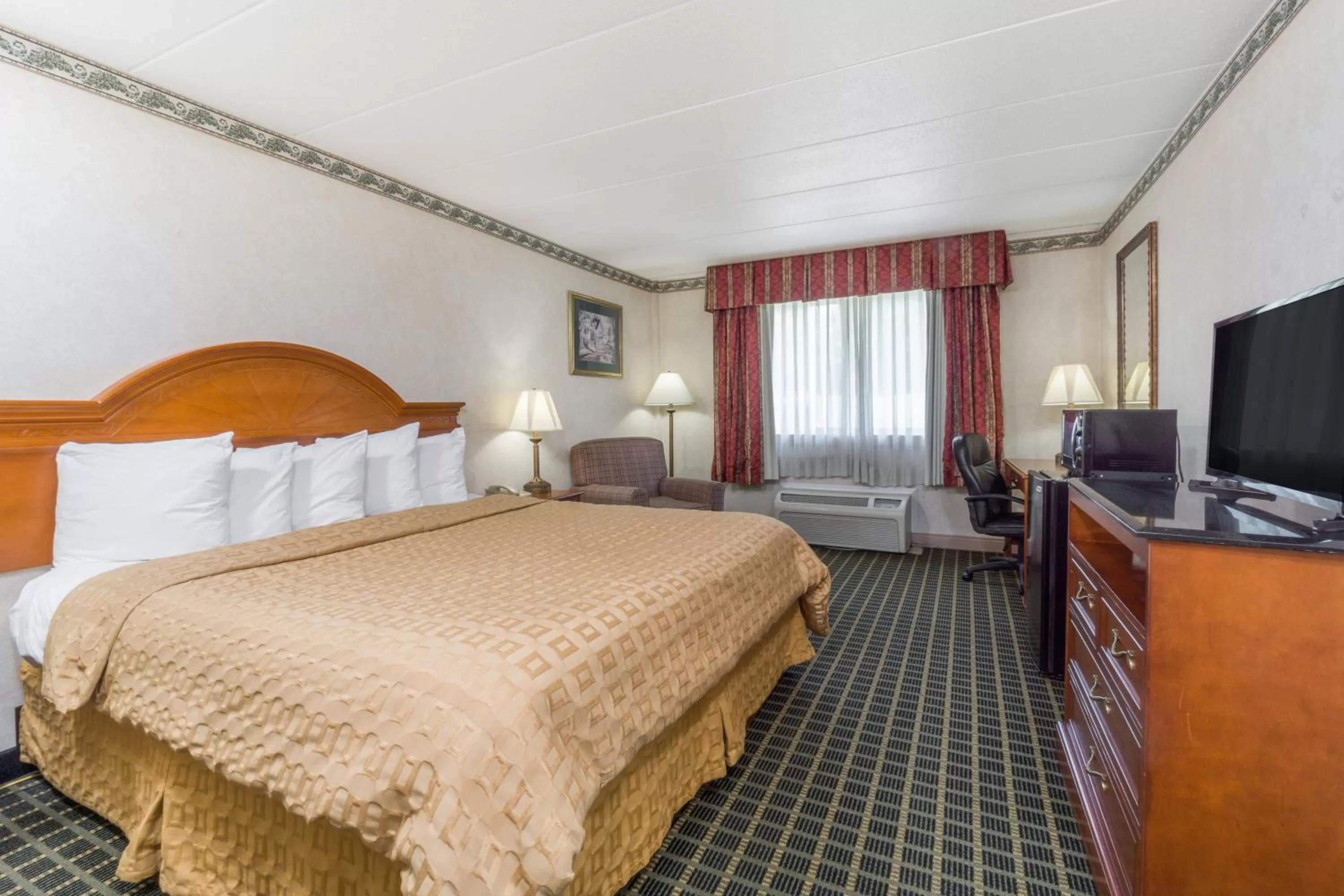 King Room - Non-Smoking in Days Inn by Wyndham Columbus East Airport