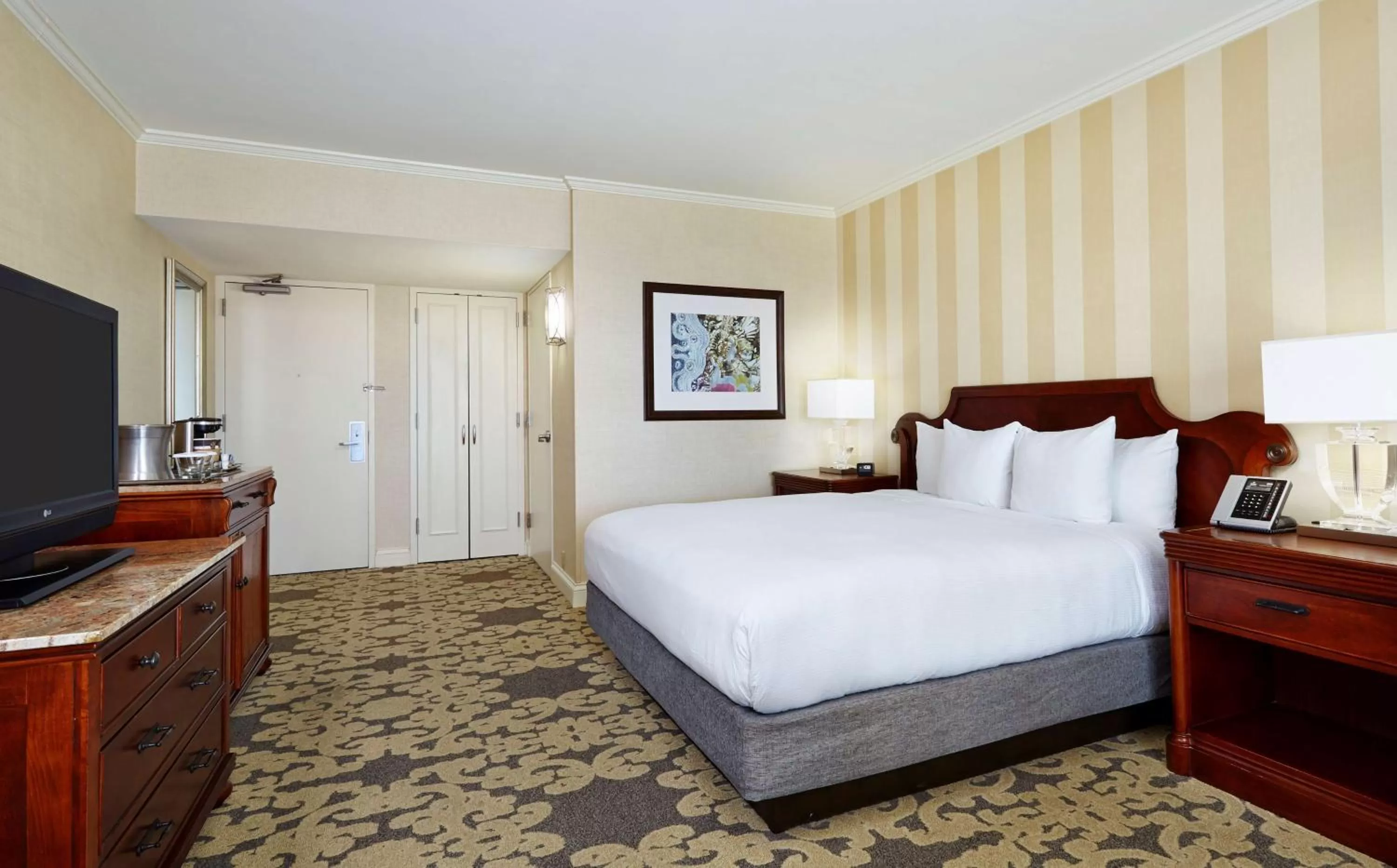 Premium 1 King Bed with Access Tub - Disability Access in Hilton New Orleans Riverside