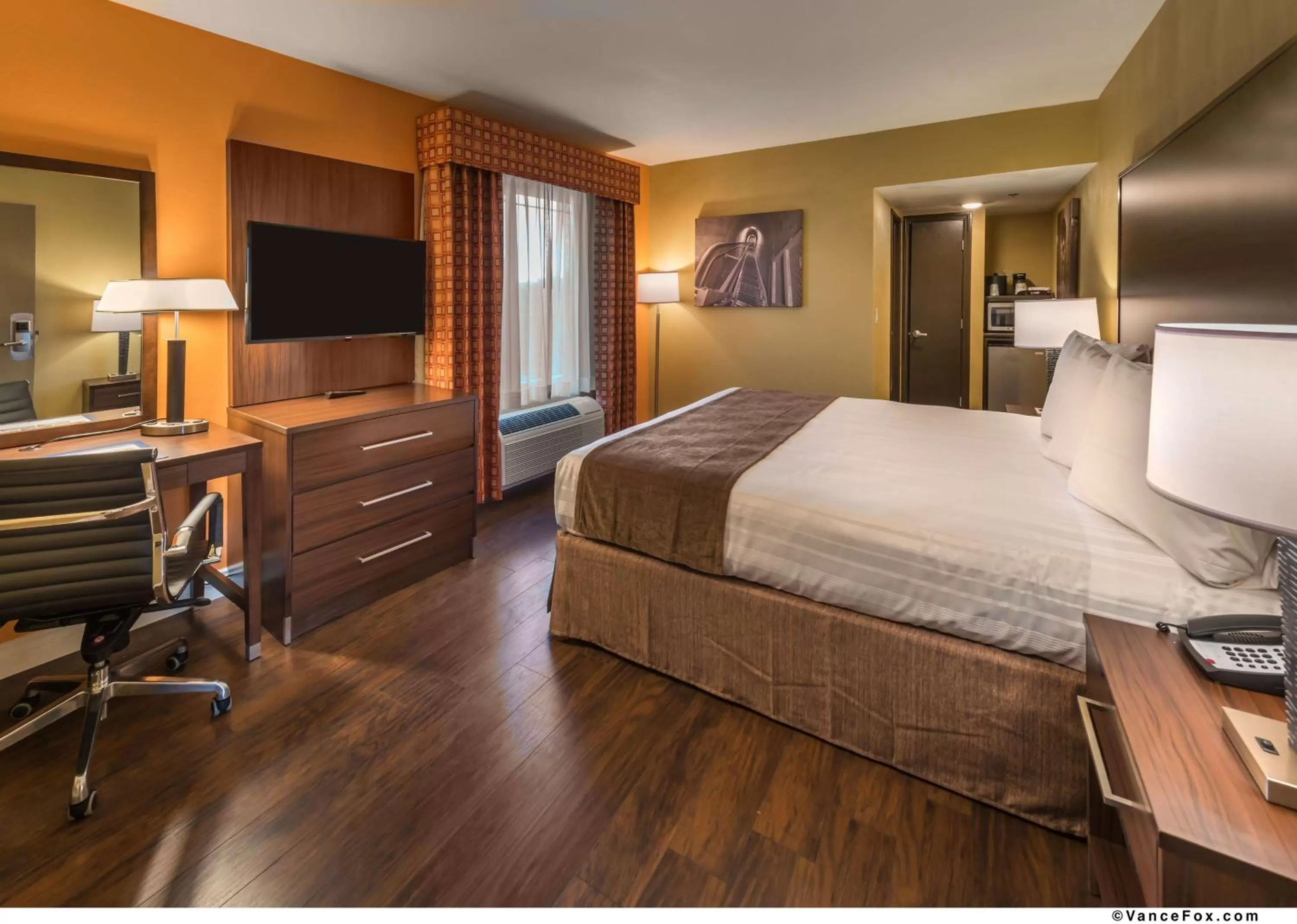 King Room with Sofa Bed and Roll-In Shower - Disability Access in Best Western Hoover Dam Hotel - SE Henderson, Boulder City
