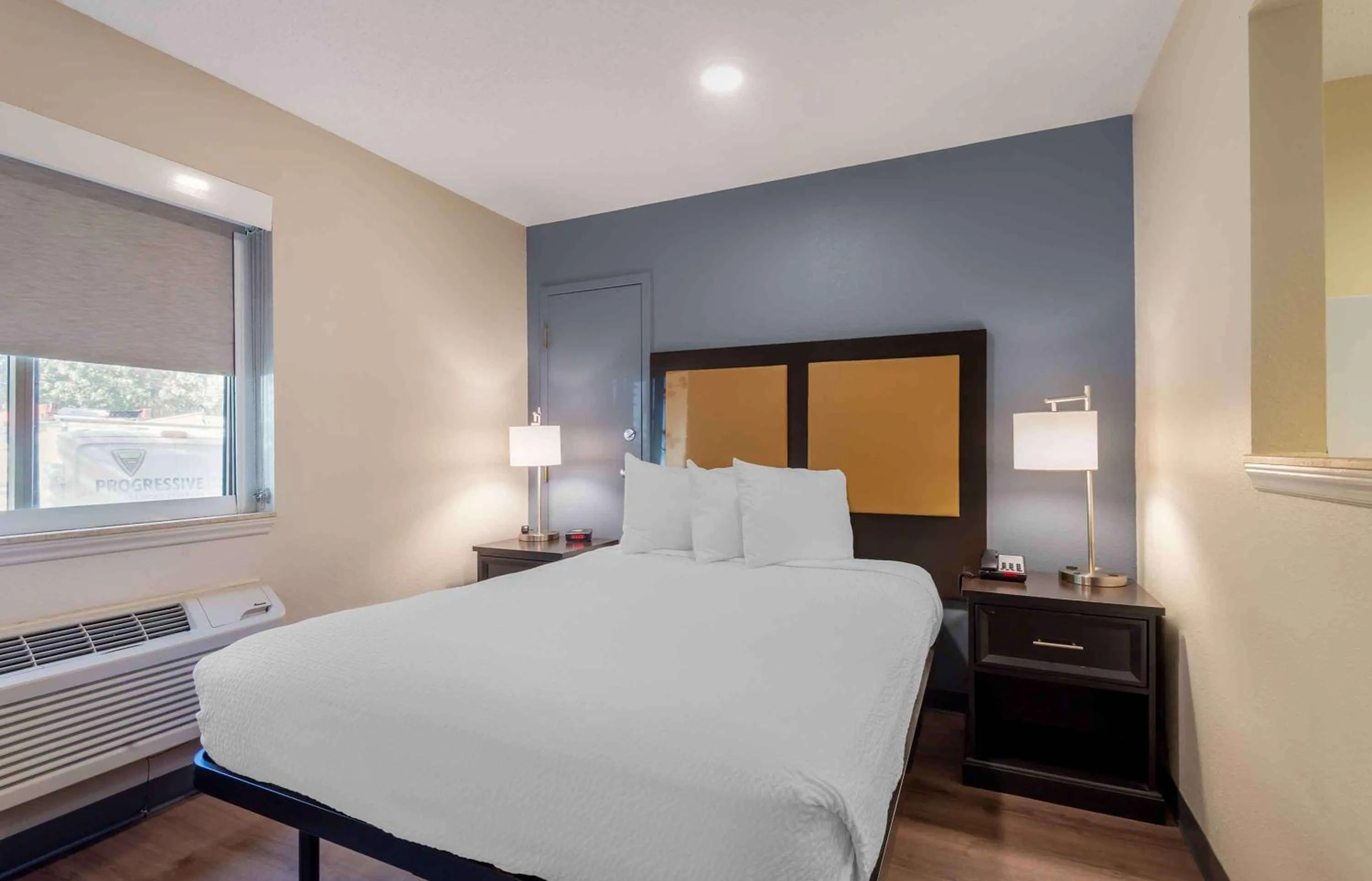 Deluxe Studio with 1 Queen Bed - Non-Smoking in Extended Stay America Select Suites - Charlotte - Tyvola Rd - Executive Park