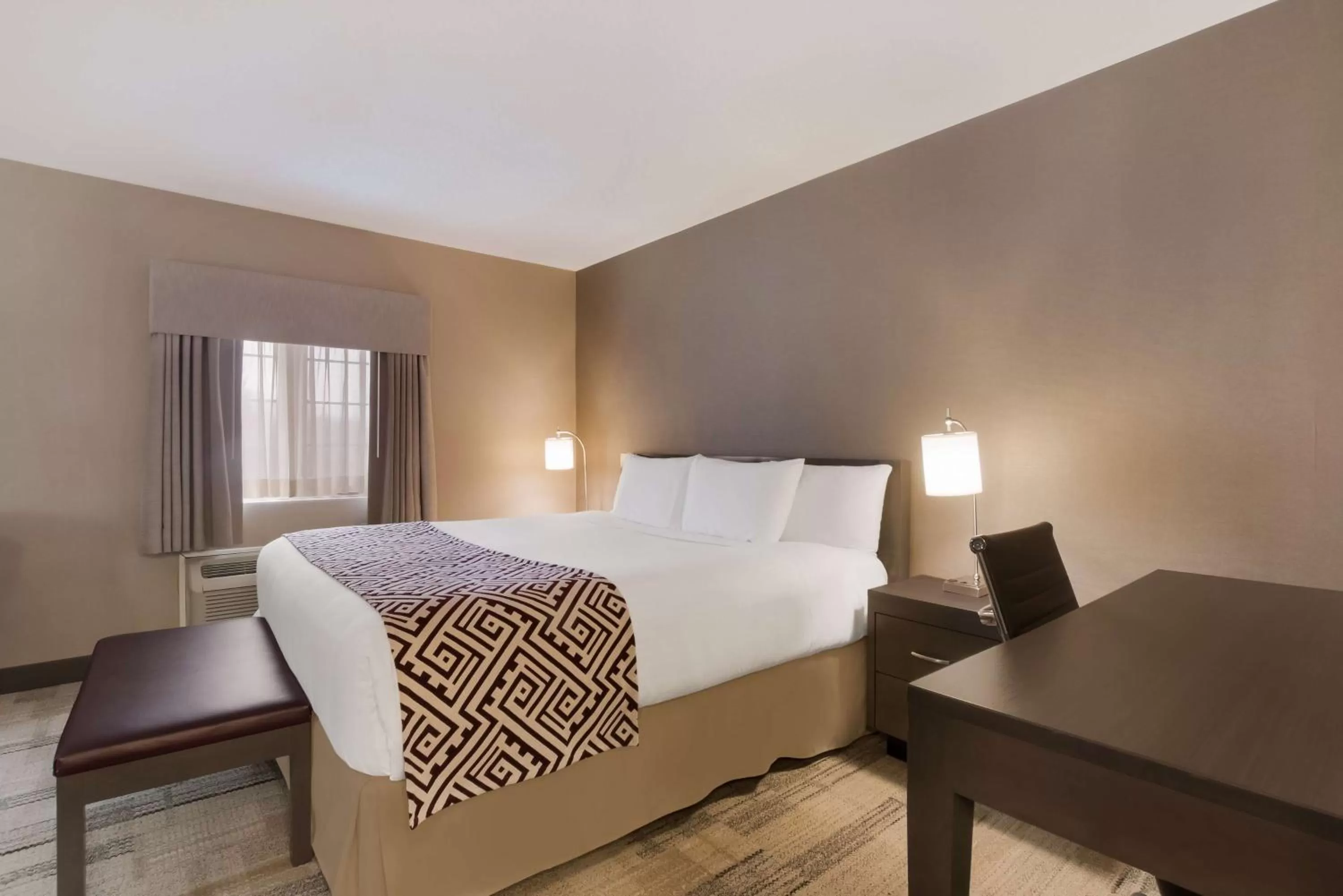 King Suite with Fireplace and Spa Bath in Best Western Colonel Butler Inn