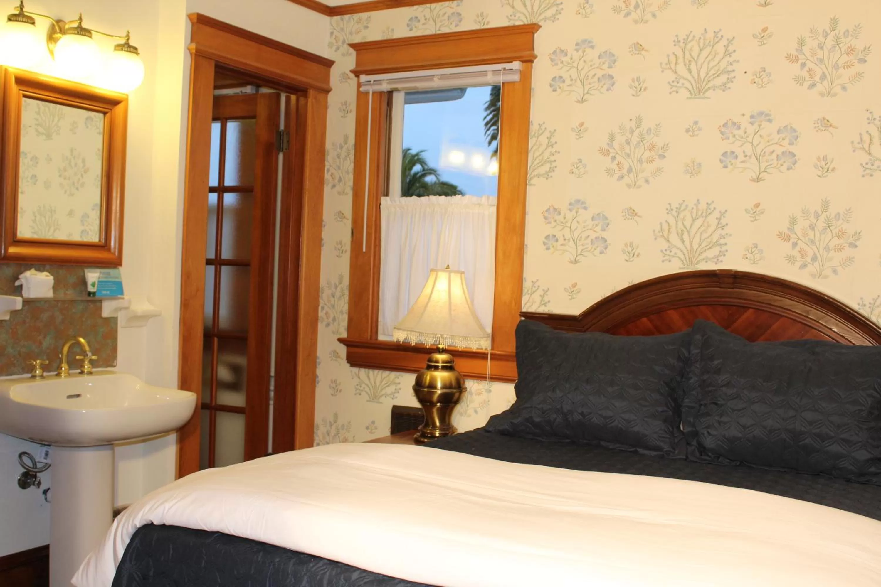Queen Suite with Sea View in Pacific Grove Inn