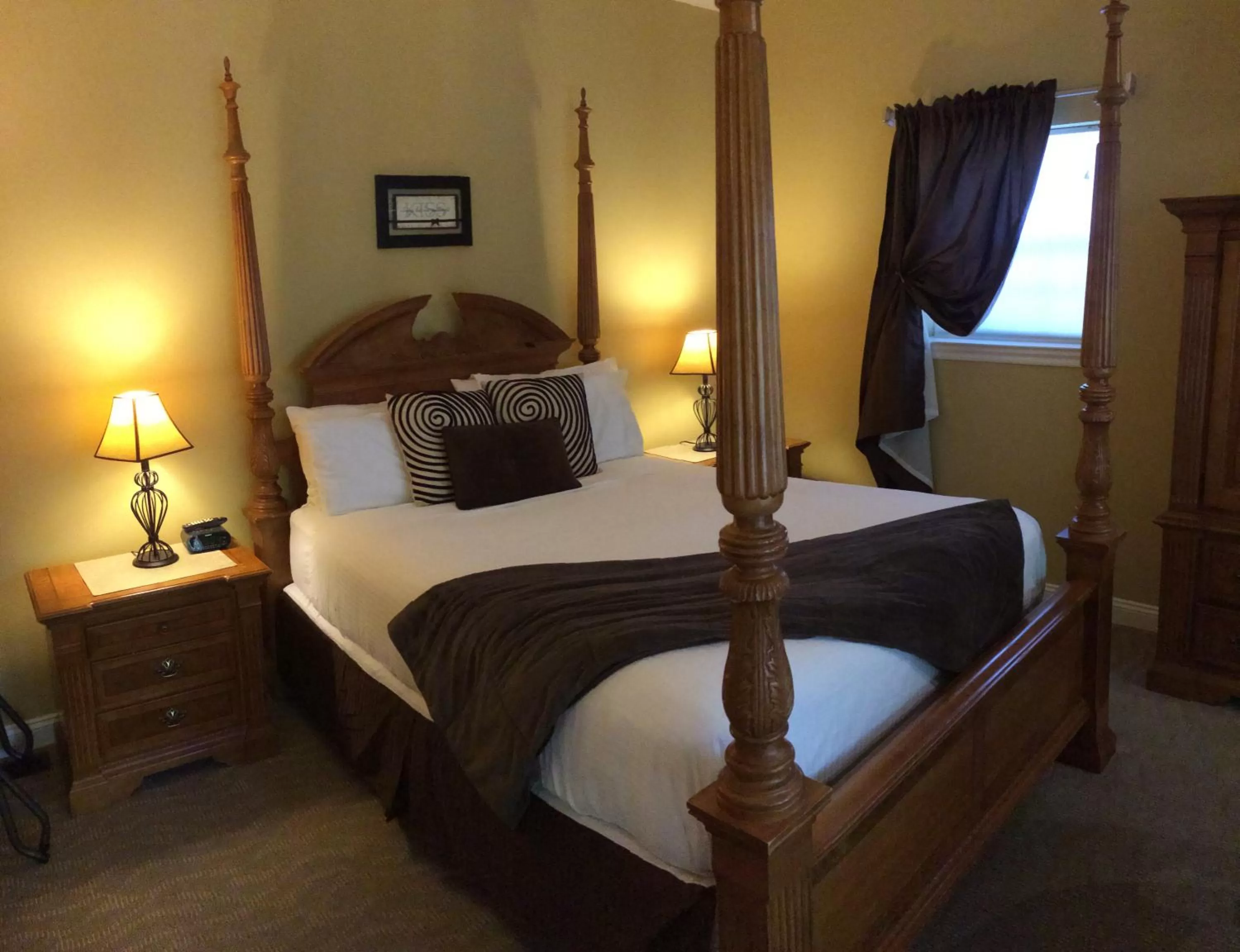 Deluxe Queen Room in Glen Ellen Inn Secret Cottages