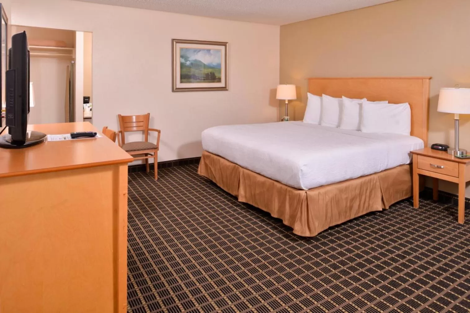 Deluxe King Room in Campus Inn & Suites Eugene Downtown