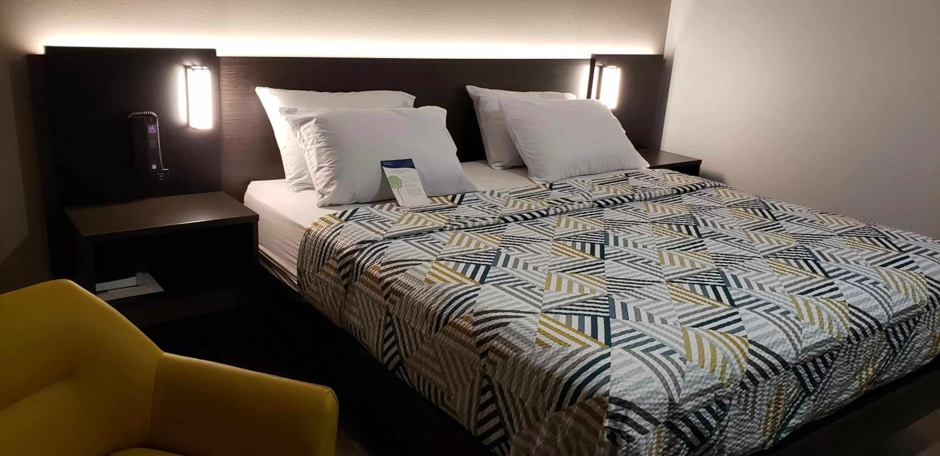 Deluxe King Room - Non-Smoking in Motel 6-Kewanee, IL